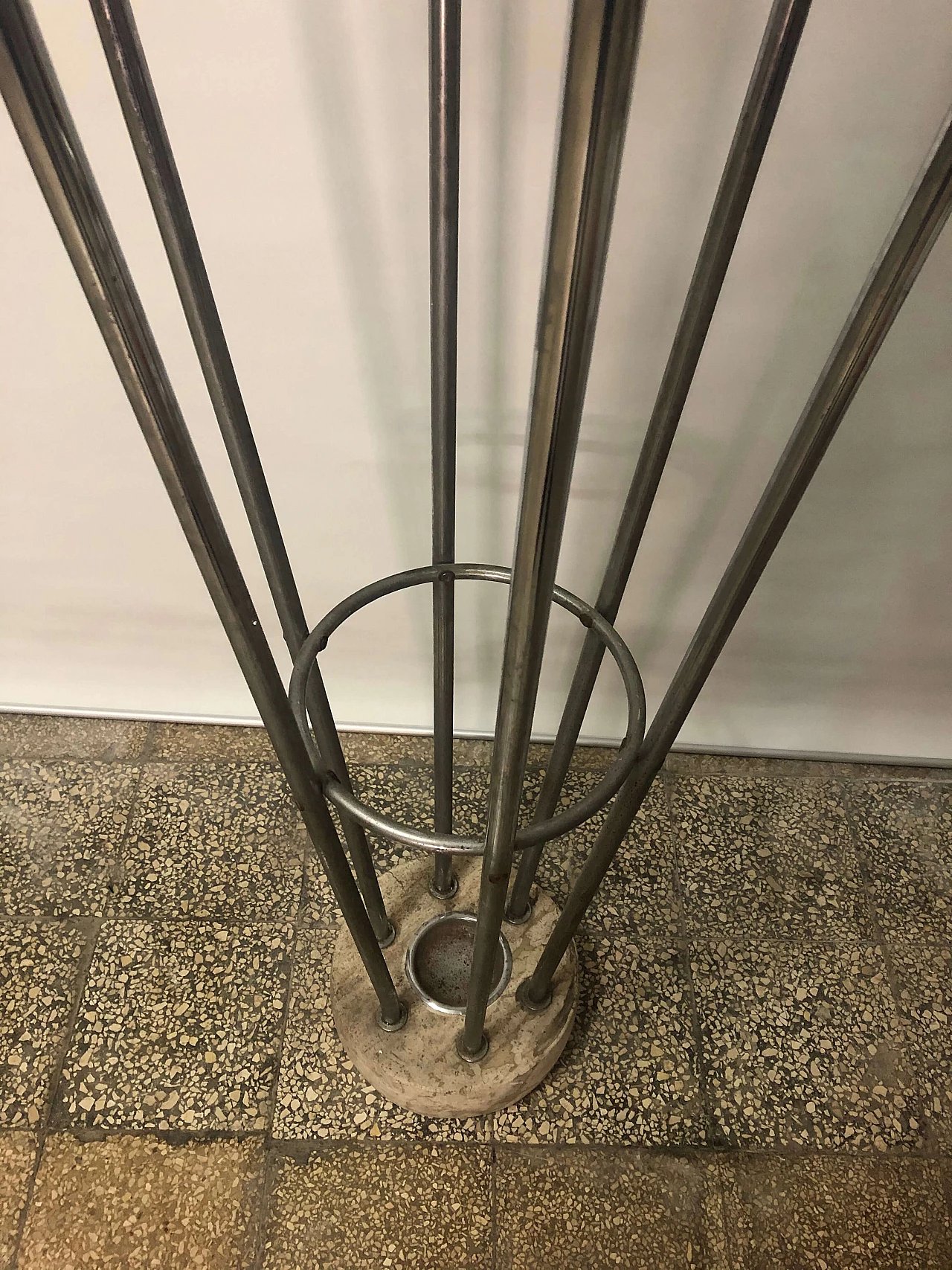 Coat stand in steel and travertine, 70s 1191487