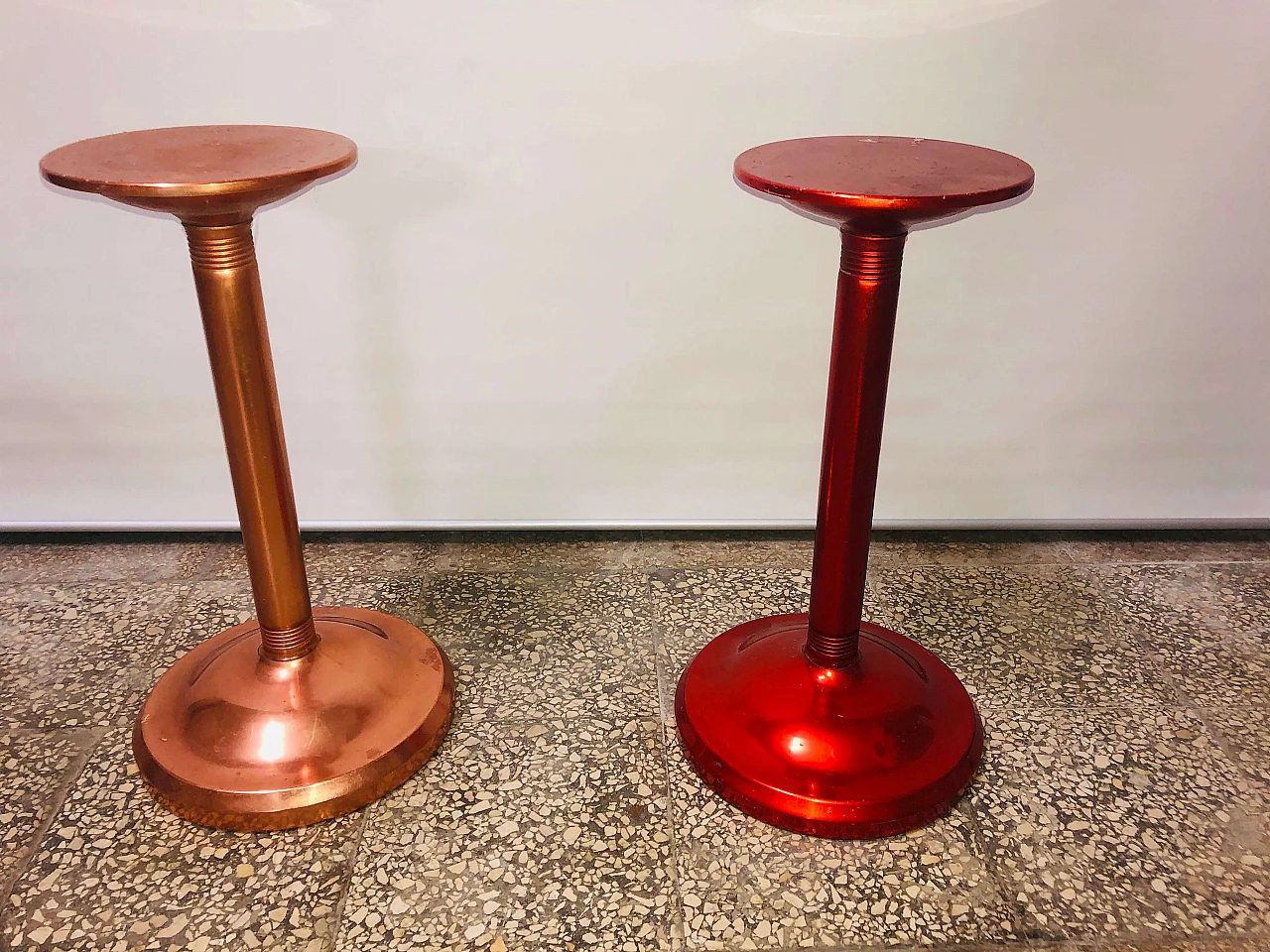 Pair of pedestals in aluminum vase holder, 60s 1191492