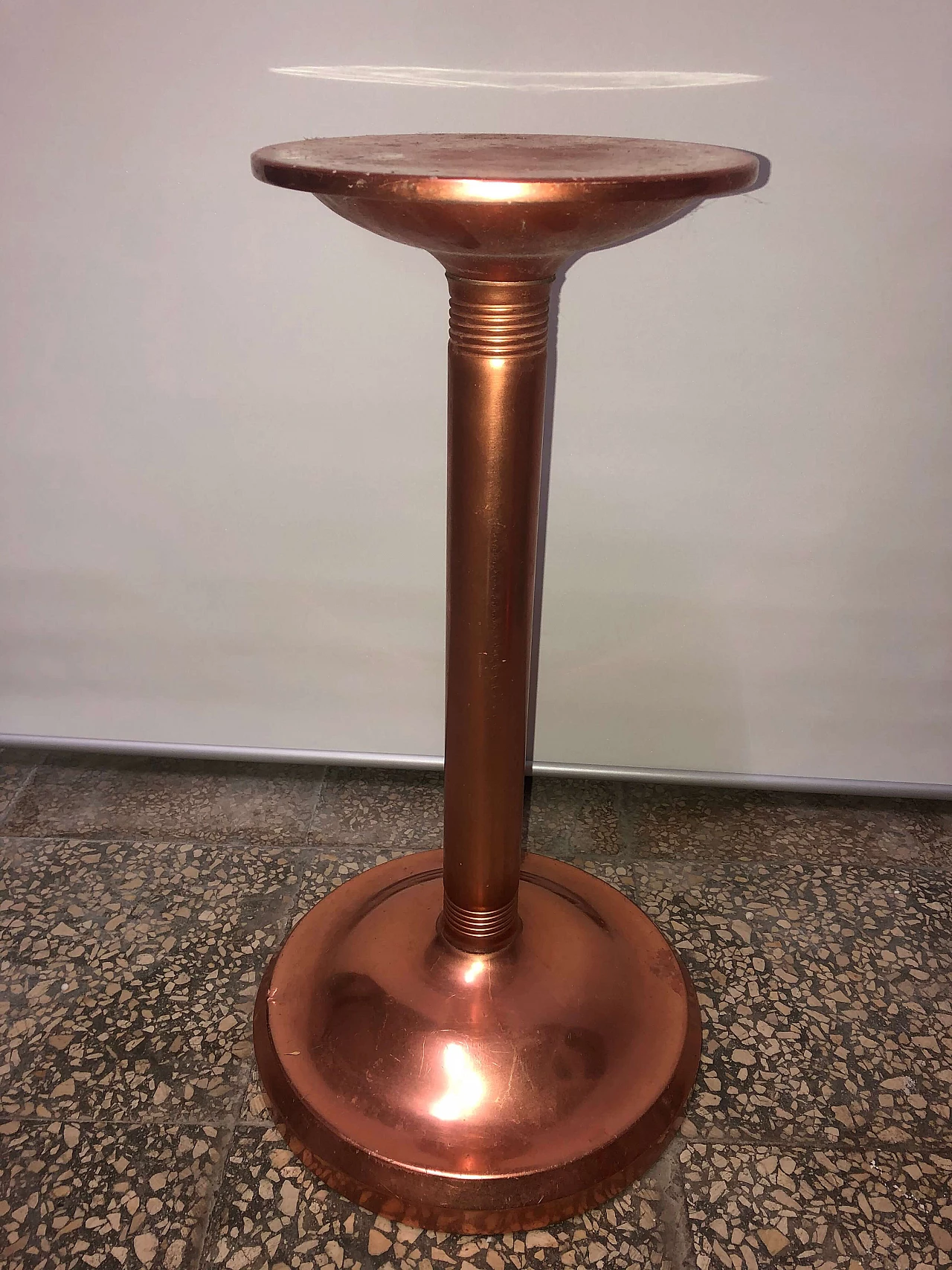 Pair of pedestals in aluminum vase holder, 60s 1191498