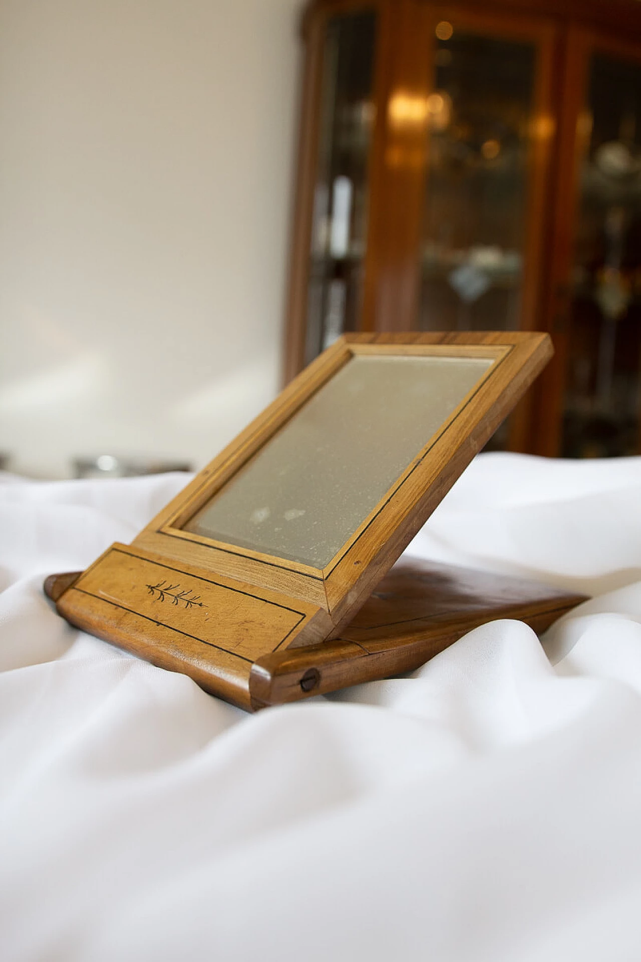 Specchio da tavolo in legno inciso e dipinto, seconda metà dell’ 800 1191630