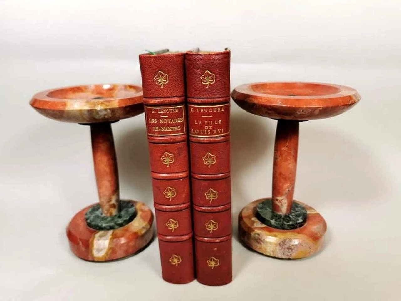 Pair of Napoleon III marble cassolettes, 19th century 1192285