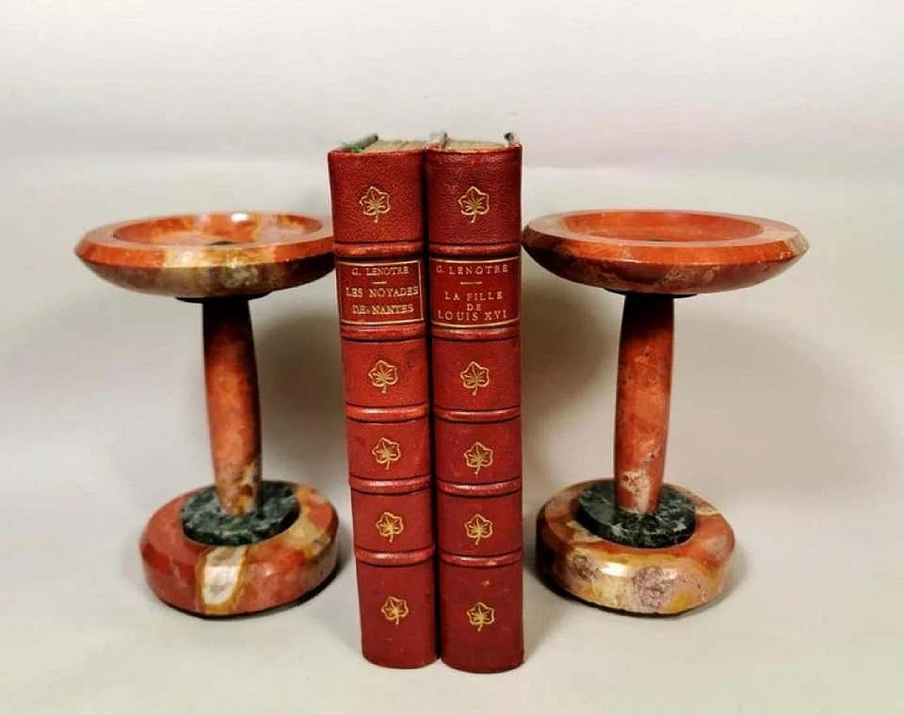 Pair of Napoleon III marble cassolettes, 19th century 1192286