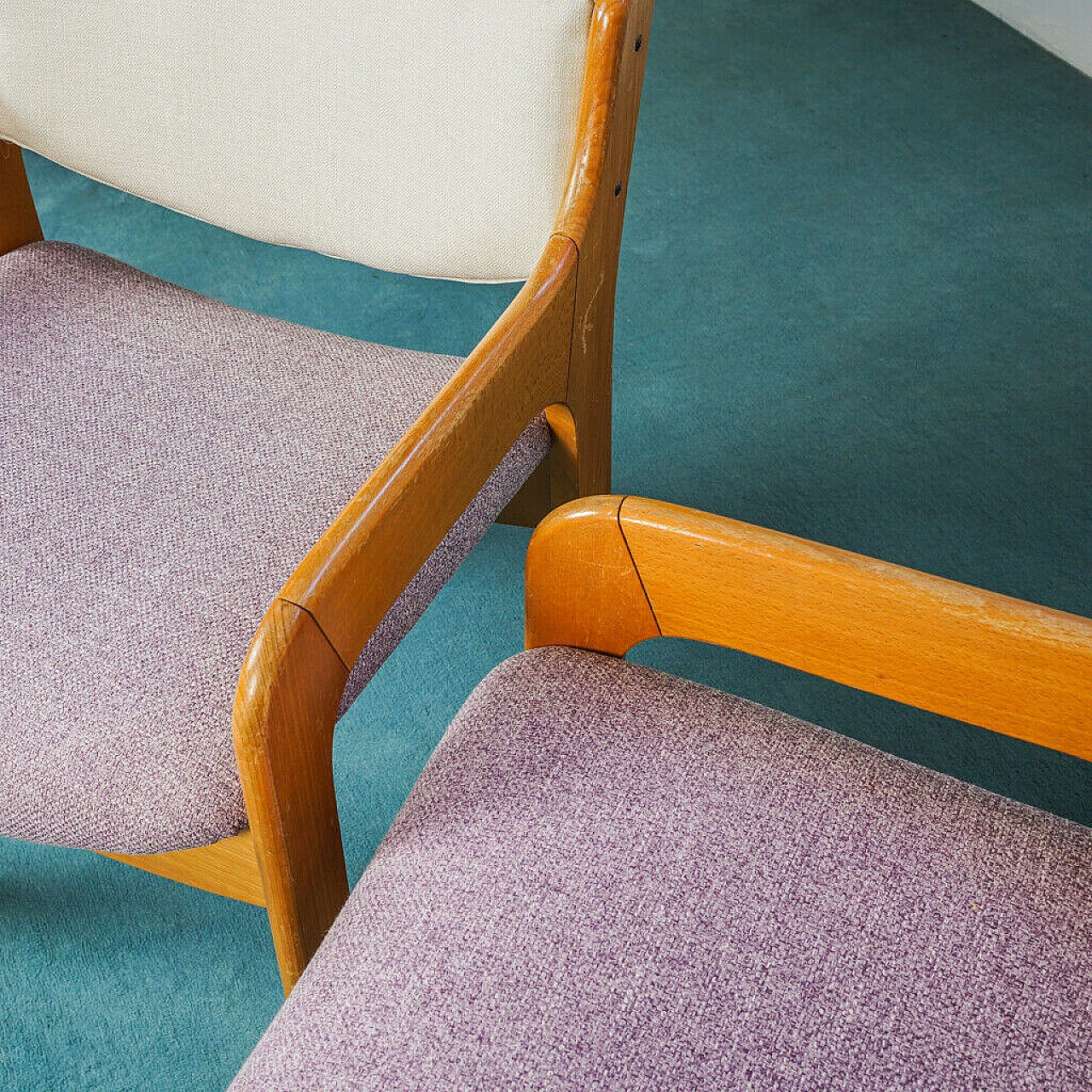 Coppia di sedie in legno e tessuto lilla, anni '70 1192496