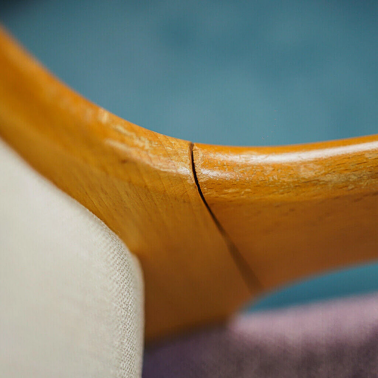 Coppia di sedie in legno e tessuto lilla, anni '70 1192497