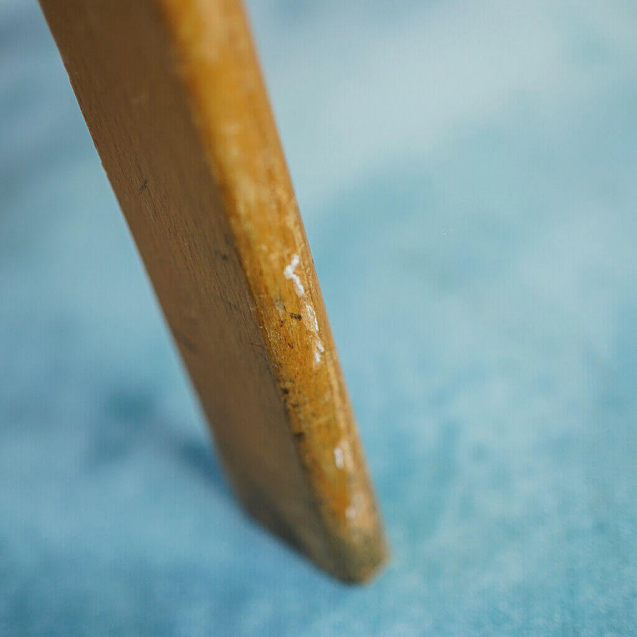 Coppia di sedie in legno e tessuto lilla, anni '70 1192499