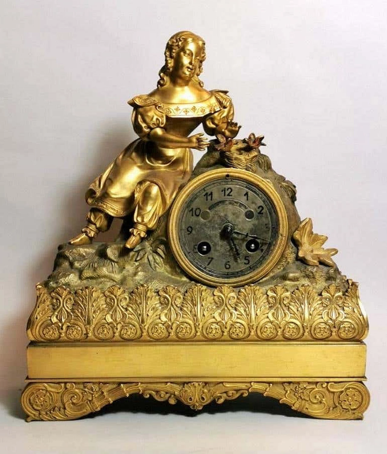 Orologio da camino in stile Luigi XVI in bronzo dorato 1193531
