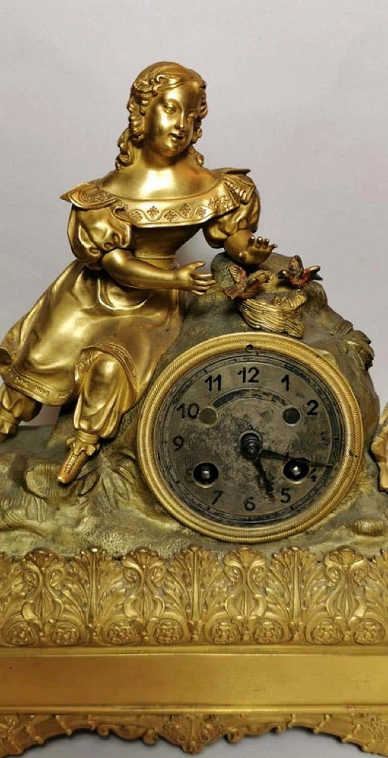 Orologio da camino in stile Luigi XVI in bronzo dorato 1193533