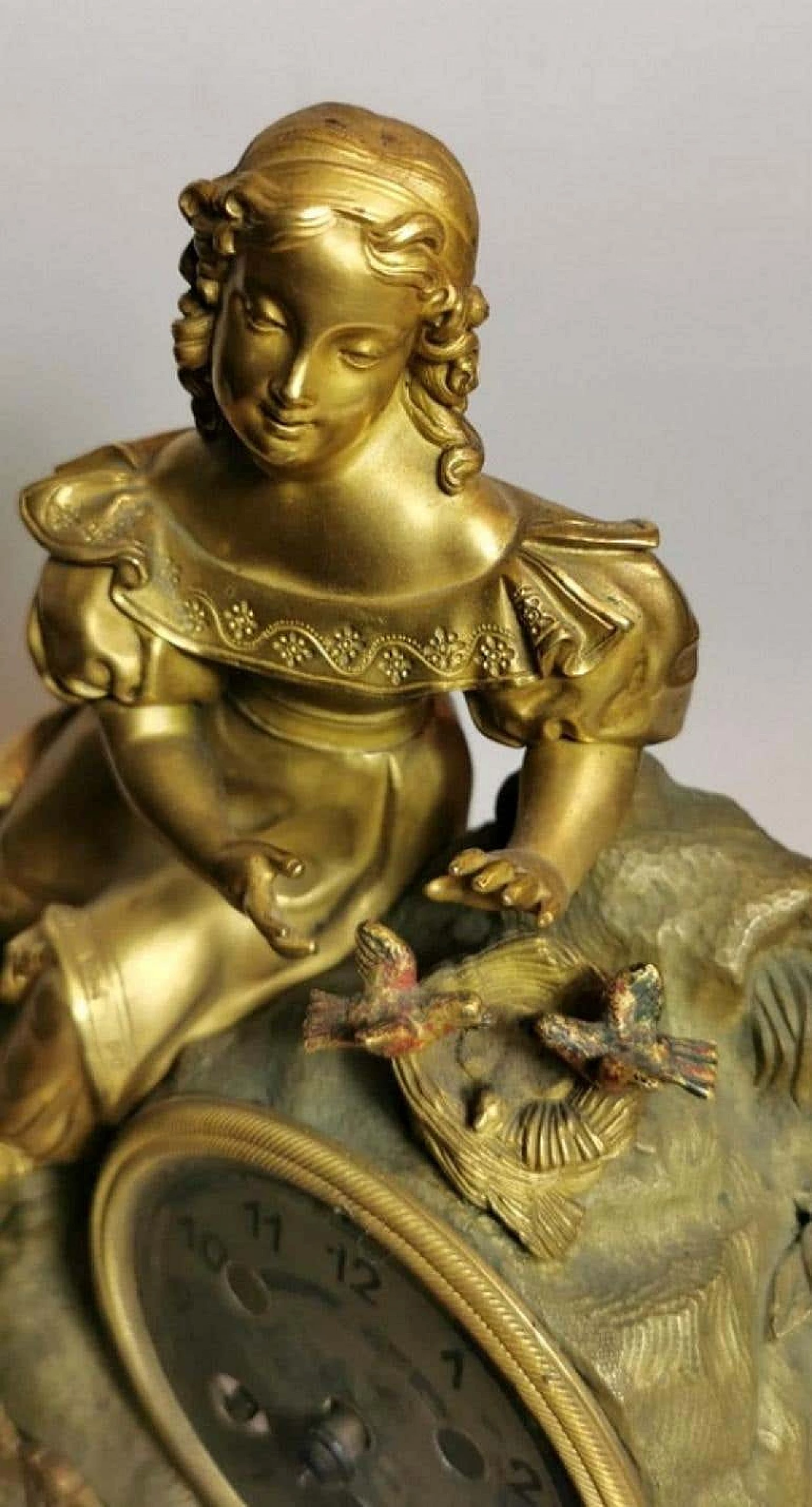 Orologio da camino in stile Luigi XVI in bronzo dorato 1193534