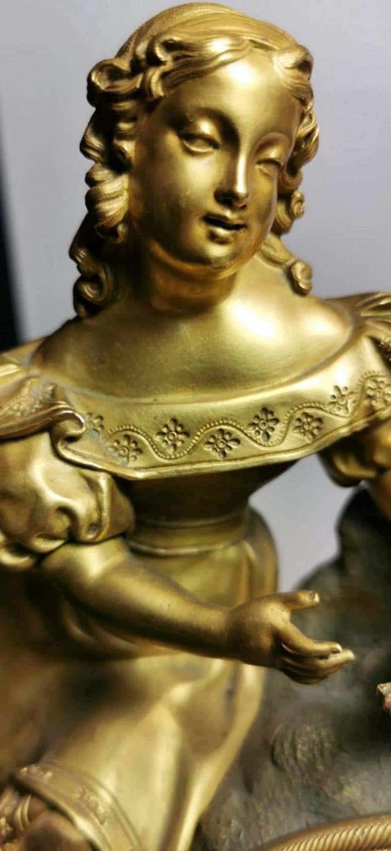 Orologio da camino in stile Luigi XVI in bronzo dorato 1193536