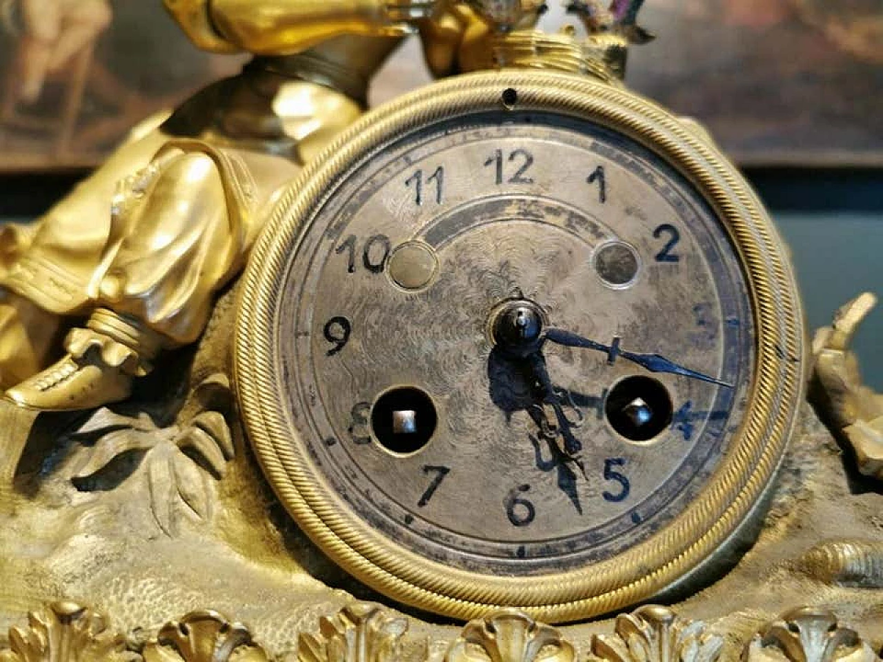 Orologio da camino in stile Luigi XVI in bronzo dorato 1193540