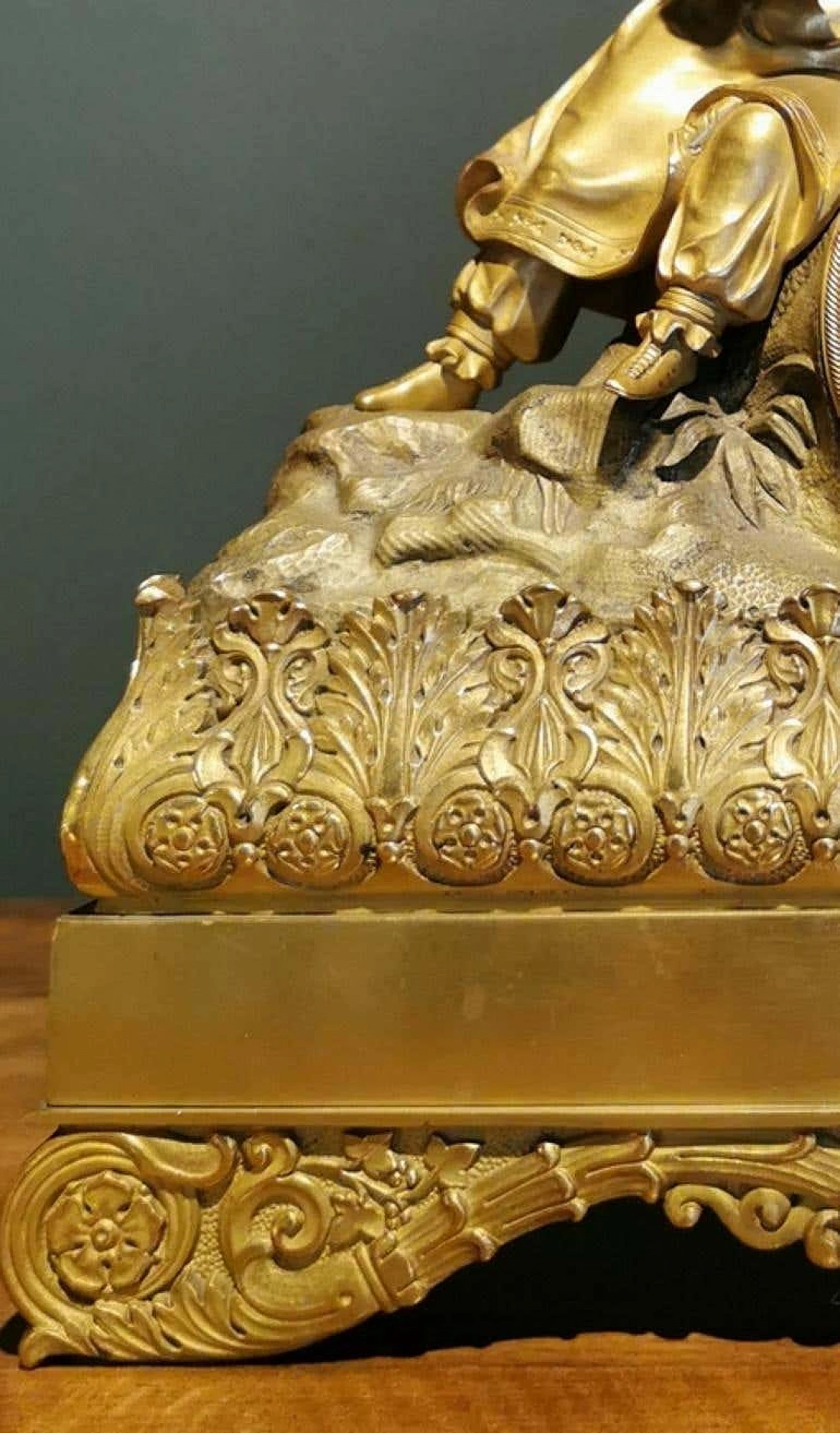 Orologio da camino in stile Luigi XVI in bronzo dorato 1193545