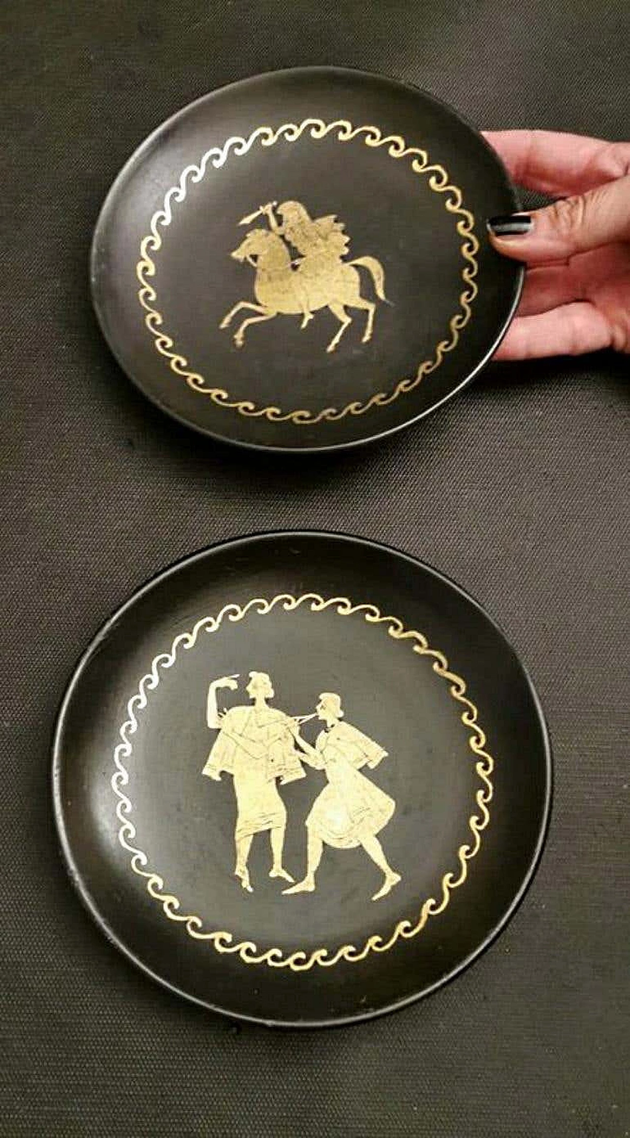 Coppia di piattini in ceramica Bucchero con decorazione in foglia d'oro di Carlo Alberto Rossi, anni '50 1193714