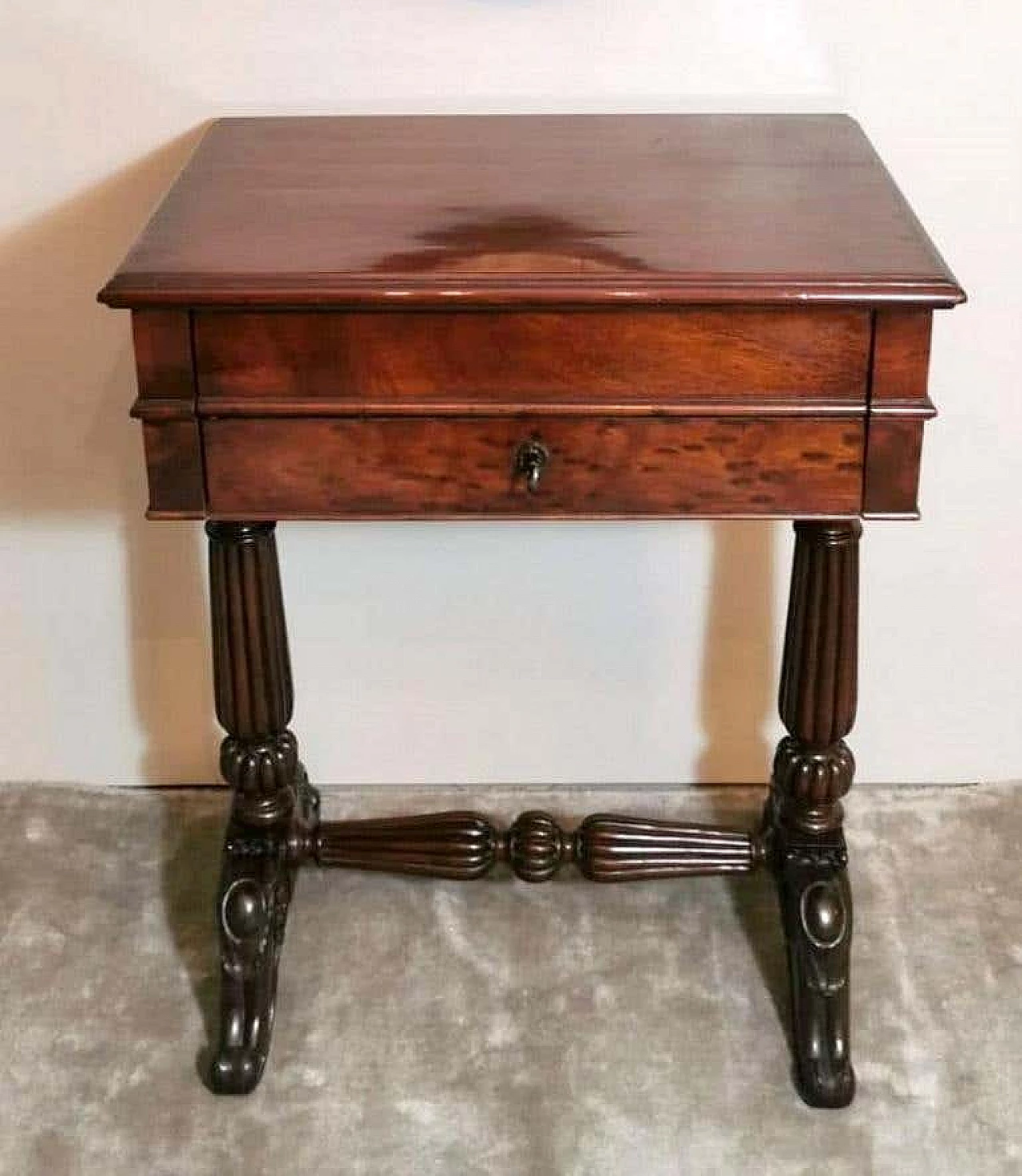 Victorian dressing table with mirror and drawers in mahogany feather, 19th century 1193817