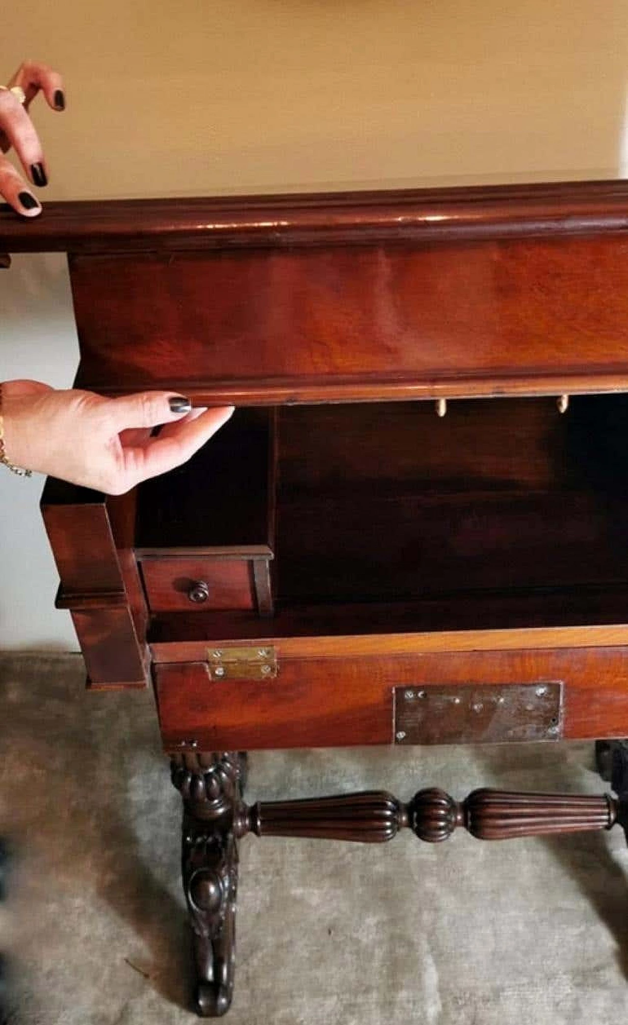 Victorian dressing table with mirror and drawers in mahogany feather, 19th century 1193820