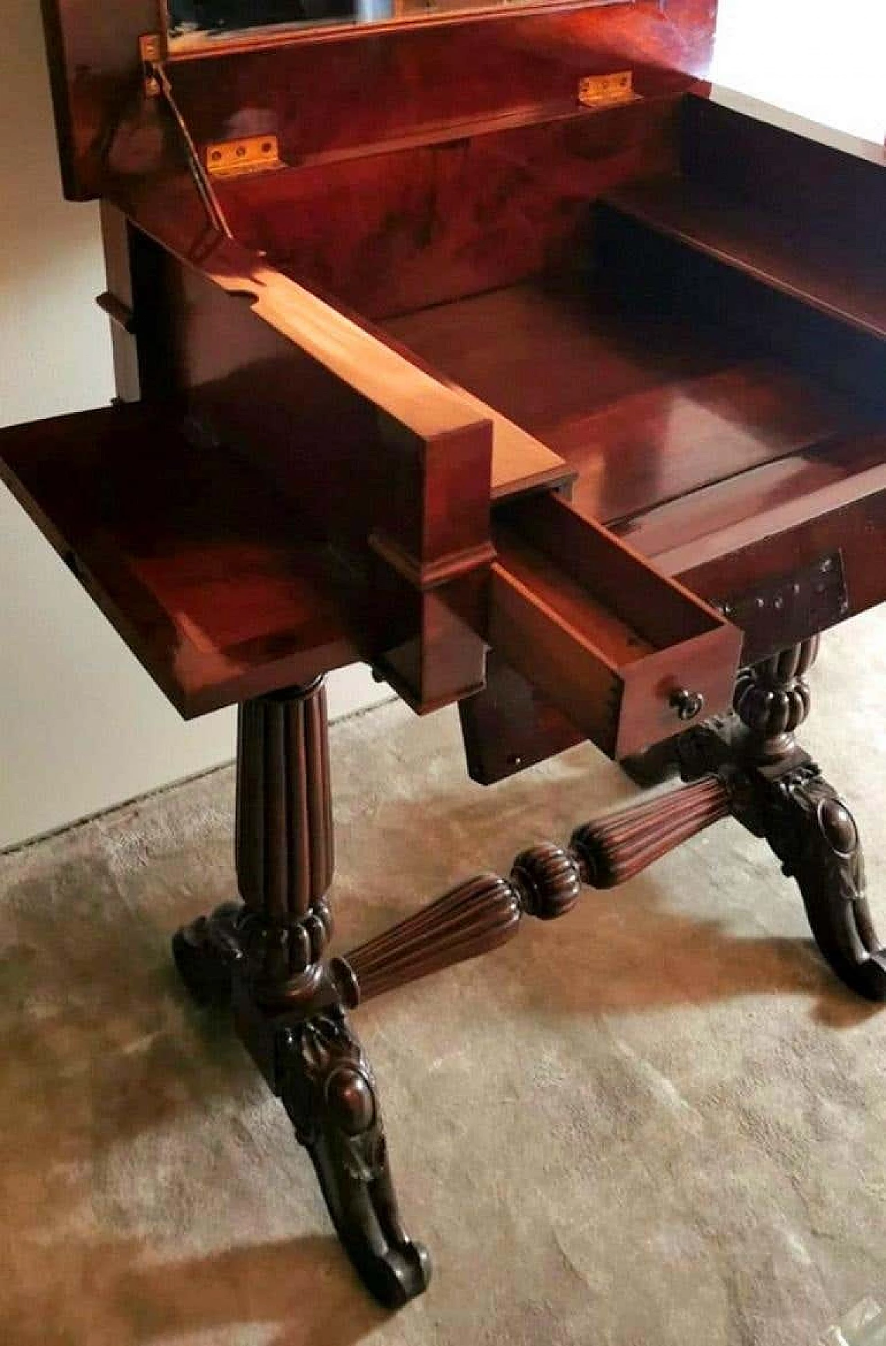 Victorian dressing table with mirror and drawers in mahogany feather, 19th century 1193821