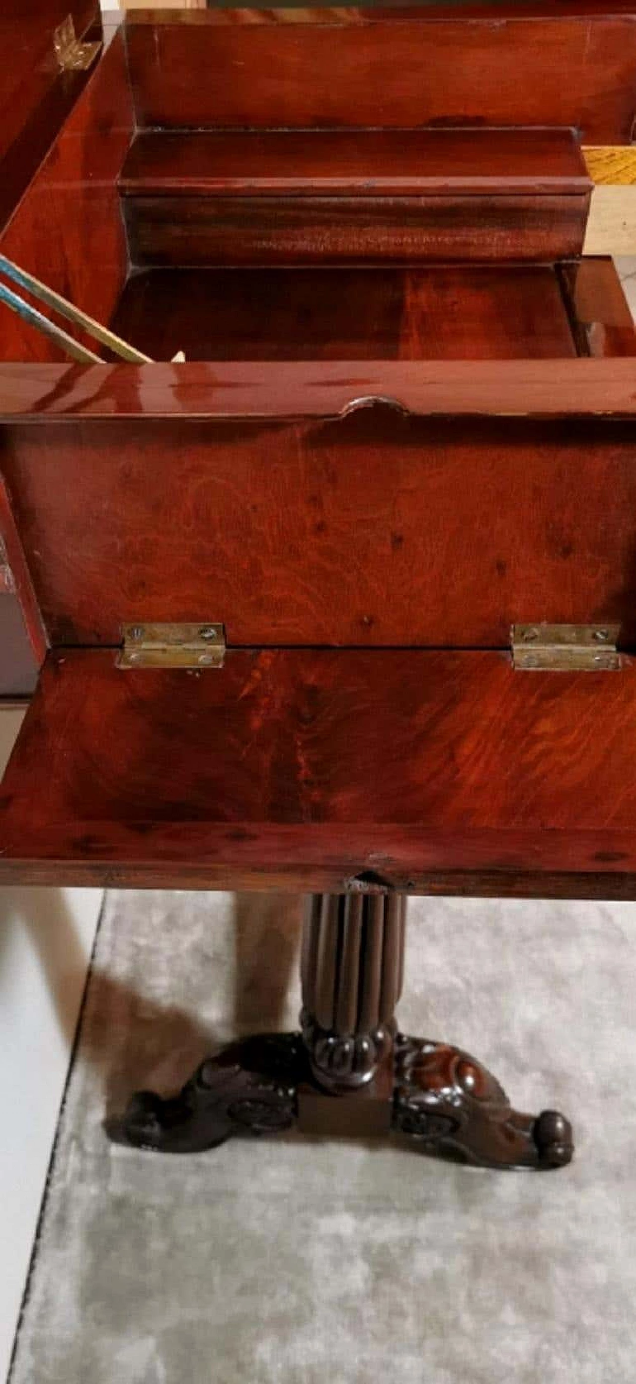 Victorian dressing table with mirror and drawers in mahogany feather, 19th century 1193822