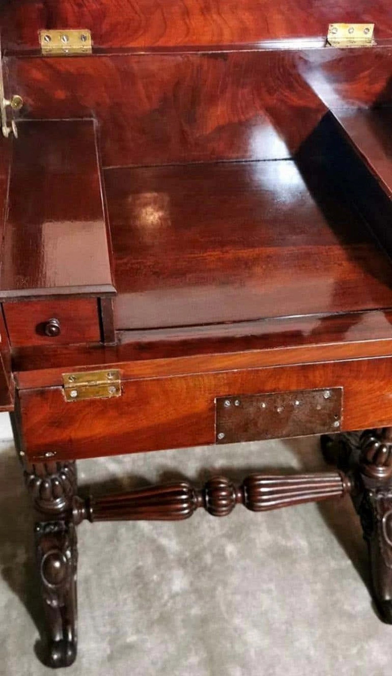 Victorian dressing table with mirror and drawers in mahogany feather, 19th century 1193826