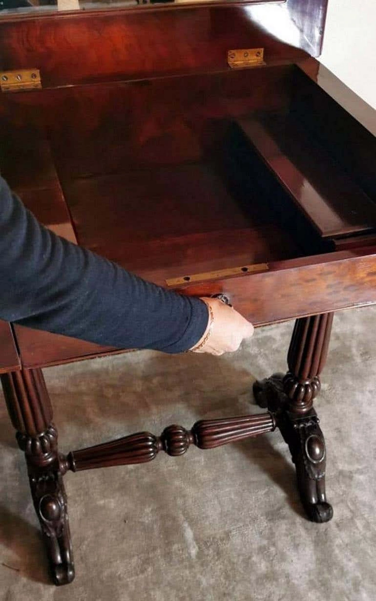 Victorian dressing table with mirror and drawers in mahogany feather, 19th century 1193831