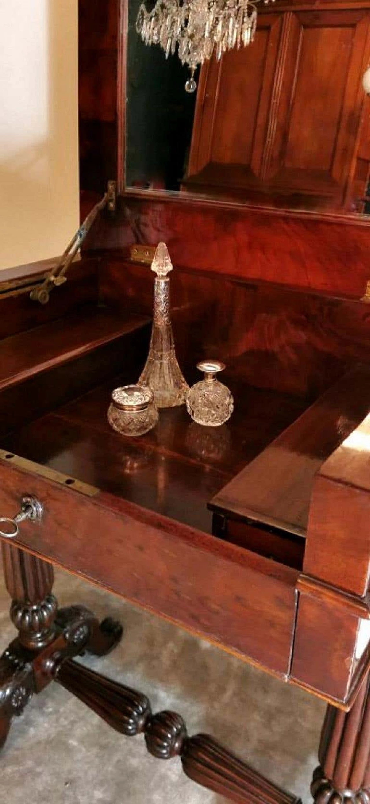 Victorian dressing table with mirror and drawers in mahogany feather, 19th century 1193834