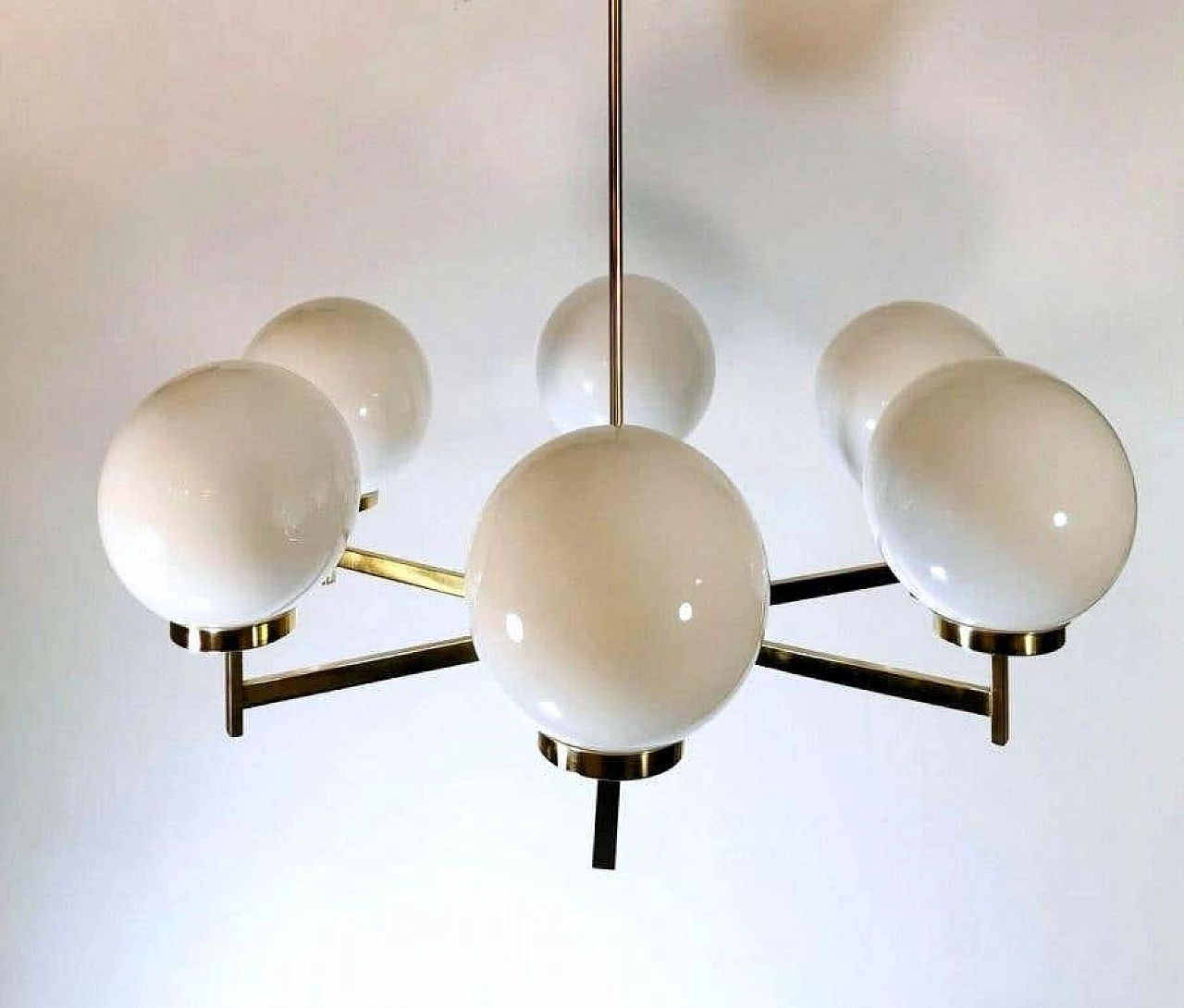 Lampadario Stilnovo in ottone e vetro opalino, anni '60 1194454