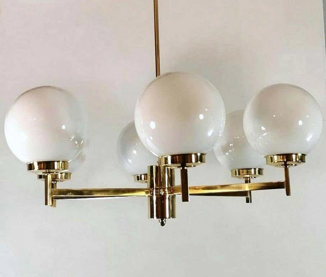 Lampadario Stilnovo in ottone e vetro opalino, anni '60 1194455