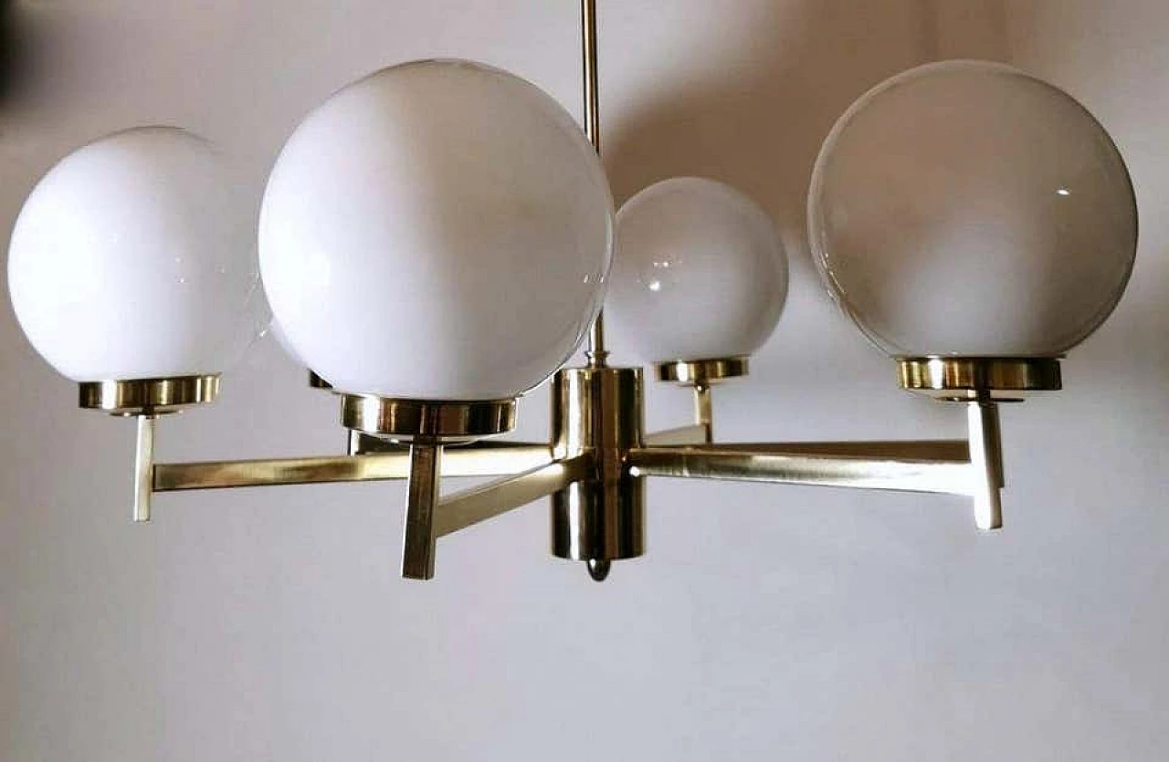 Lampadario Stilnovo in ottone e vetro opalino, anni '60 1194458