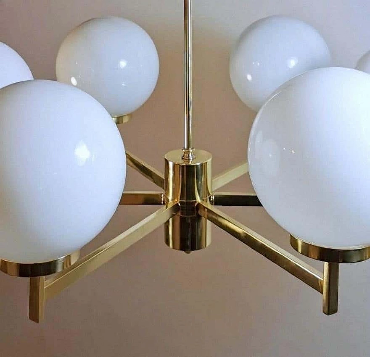 Lampadario Stilnovo in ottone e vetro opalino, anni '60 1194461