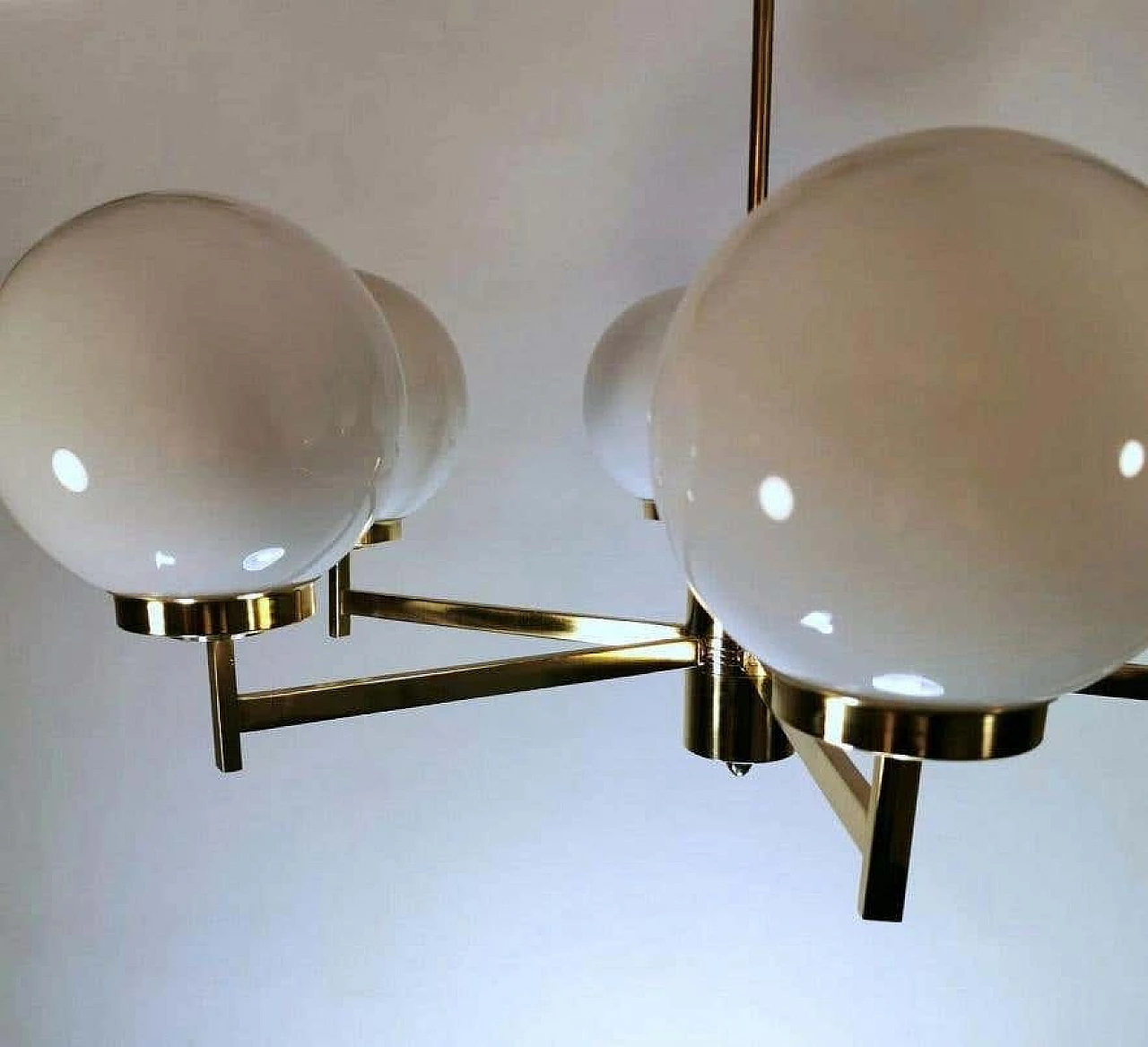 Lampadario Stilnovo in ottone e vetro opalino, anni '60 1194462
