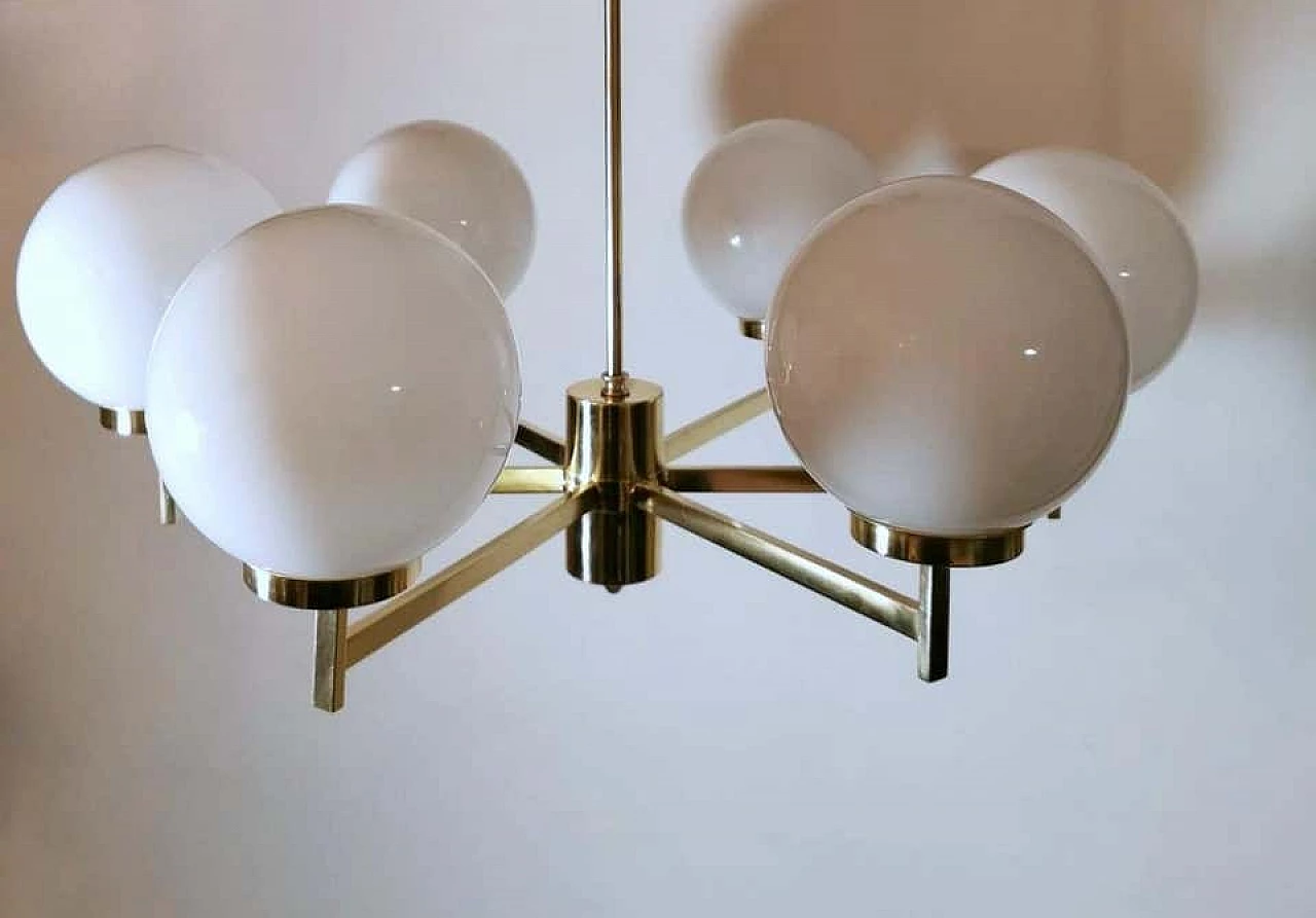 Lampadario Stilnovo in ottone e vetro opalino, anni '60 1194464