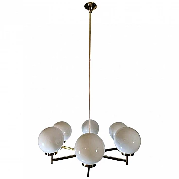 Lampadario Stilnovo in ottone e vetro opalino, anni '60