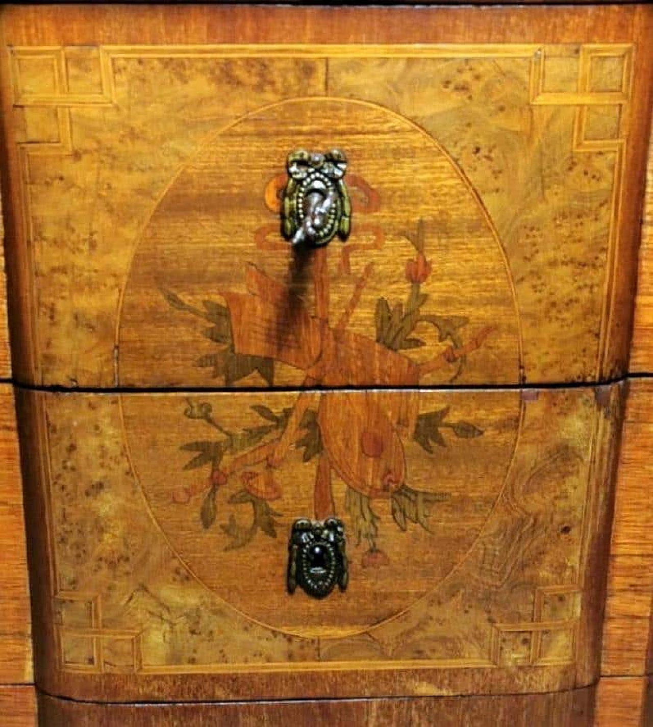 Cassettone in stile Luigi XVI in radica di noce e piano in marmo 1194503