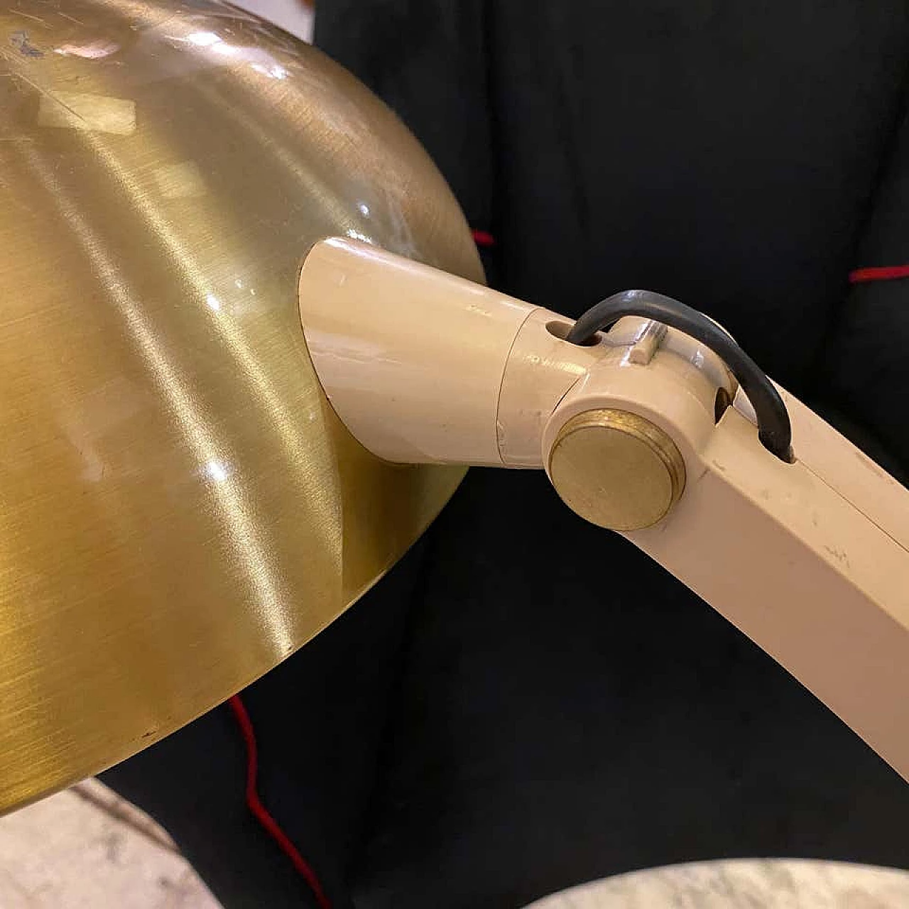 Lampada da scrivania in stile Arredoluce in plastica e ottone, anni '60 1194625