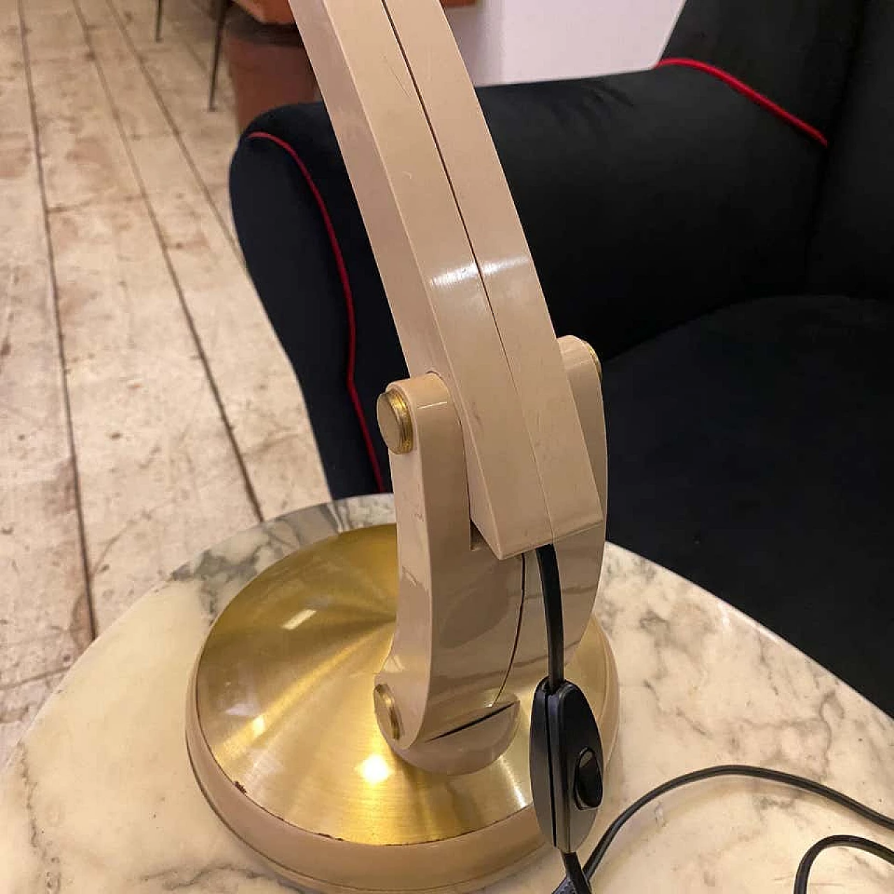 Lampada da scrivania in stile Arredoluce in plastica e ottone, anni '60 1194626