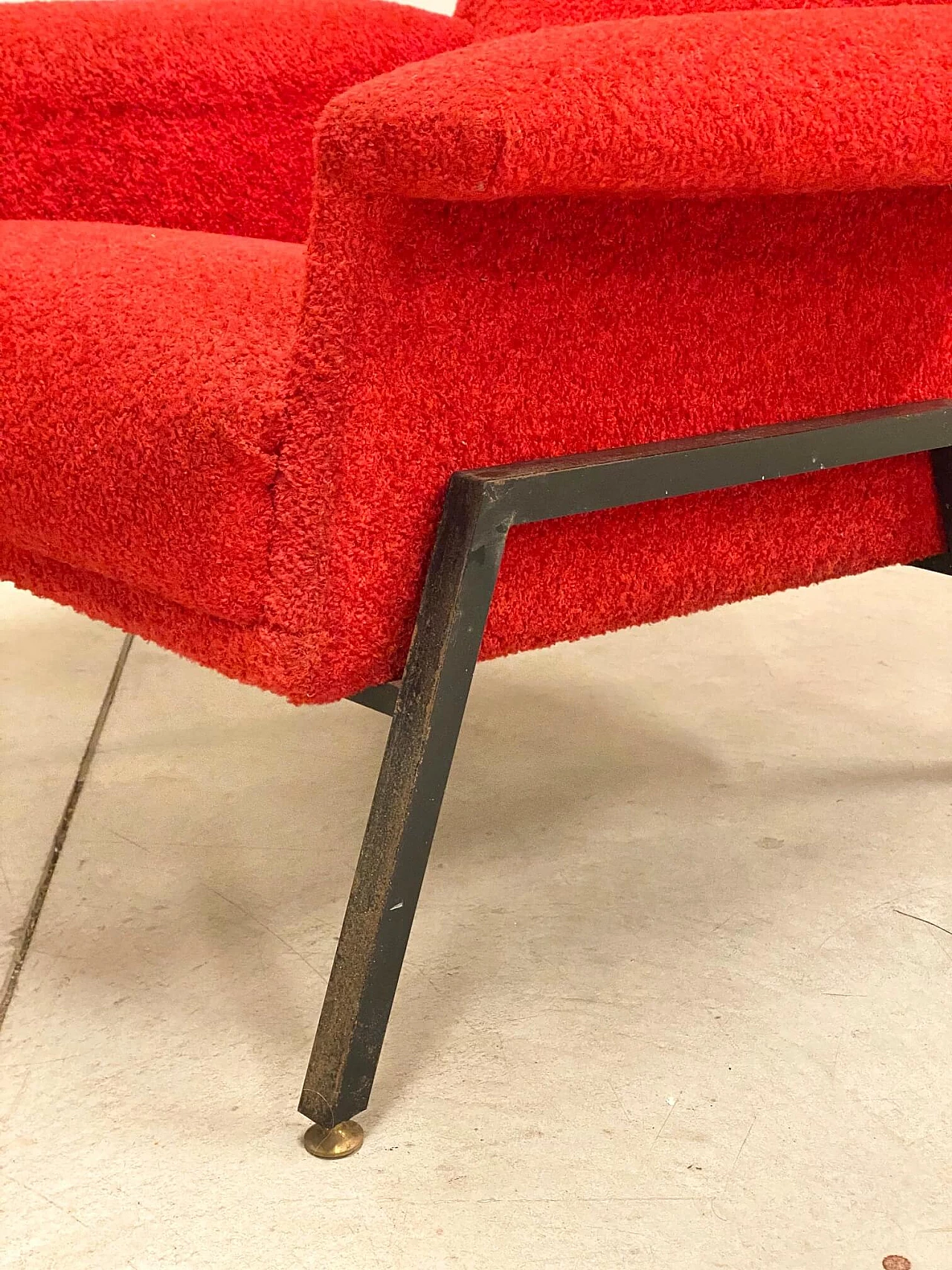 Poltrona rossa con struttura in metallo, anni '60 1195291