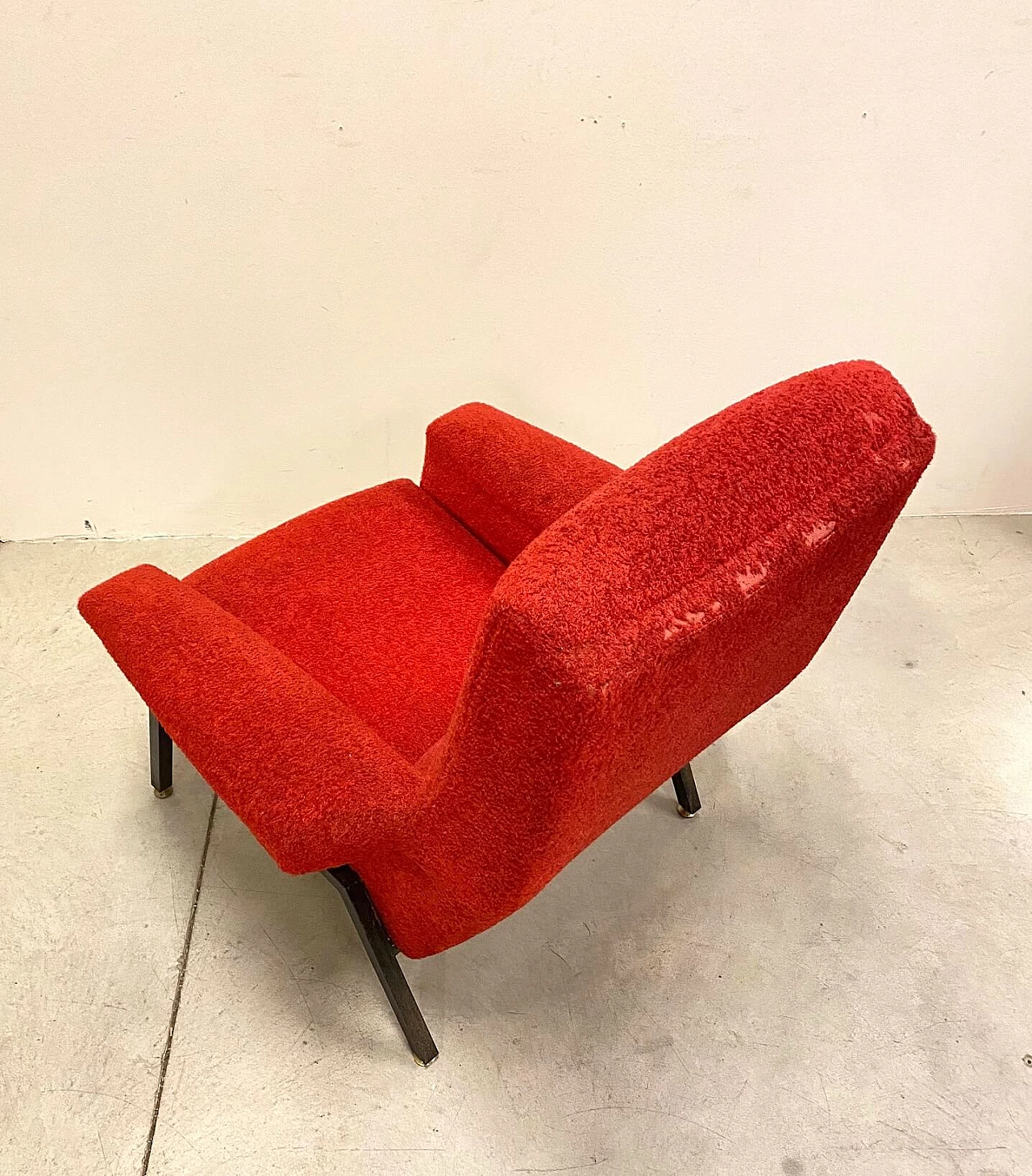 Poltrona rossa con struttura in metallo, anni '60 1195294