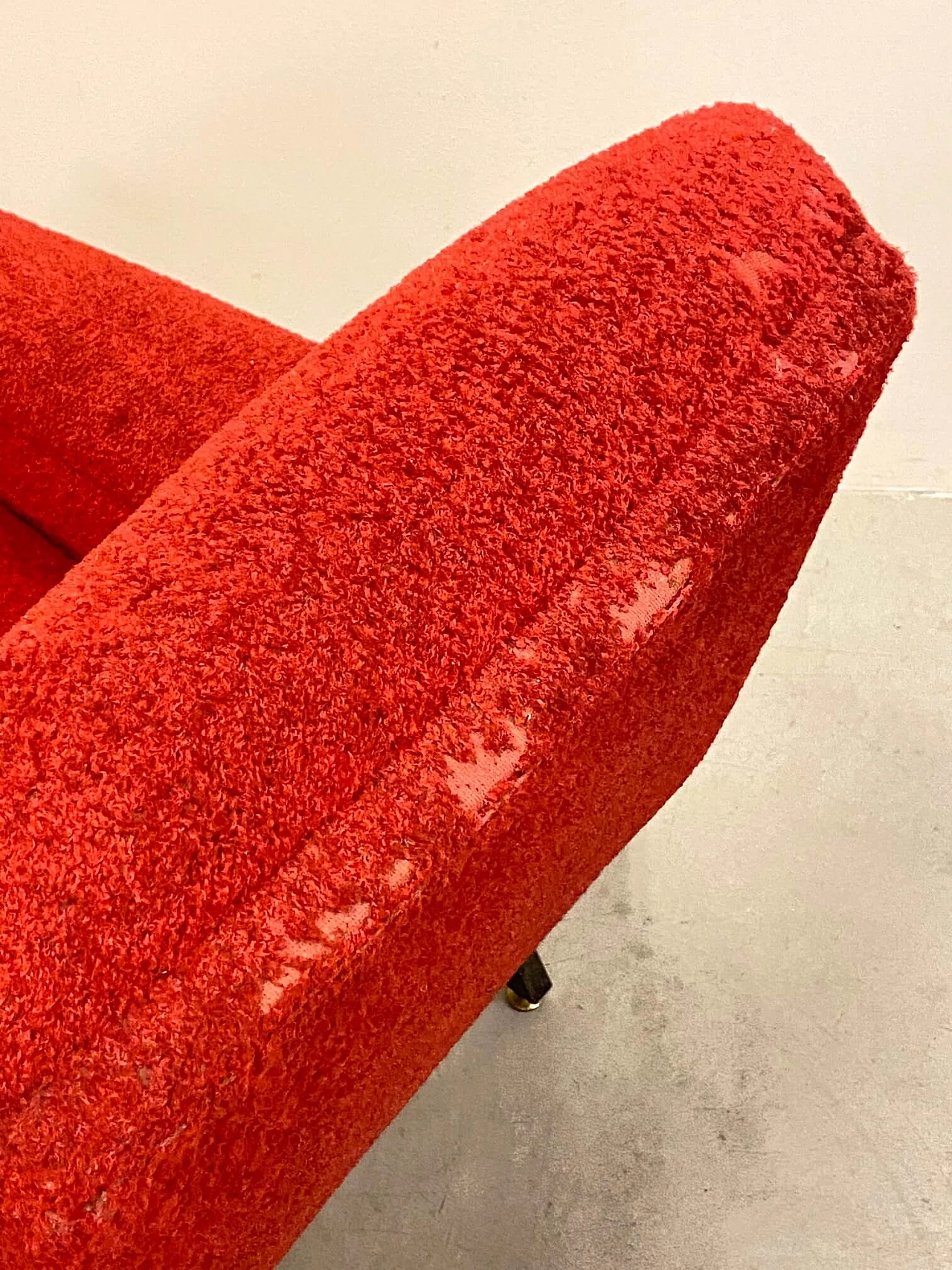 Poltrona rossa con struttura in metallo, anni '60 1195297