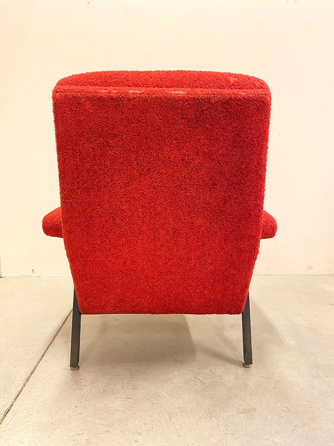 Poltrona rossa con struttura in metallo, anni '60 1195298