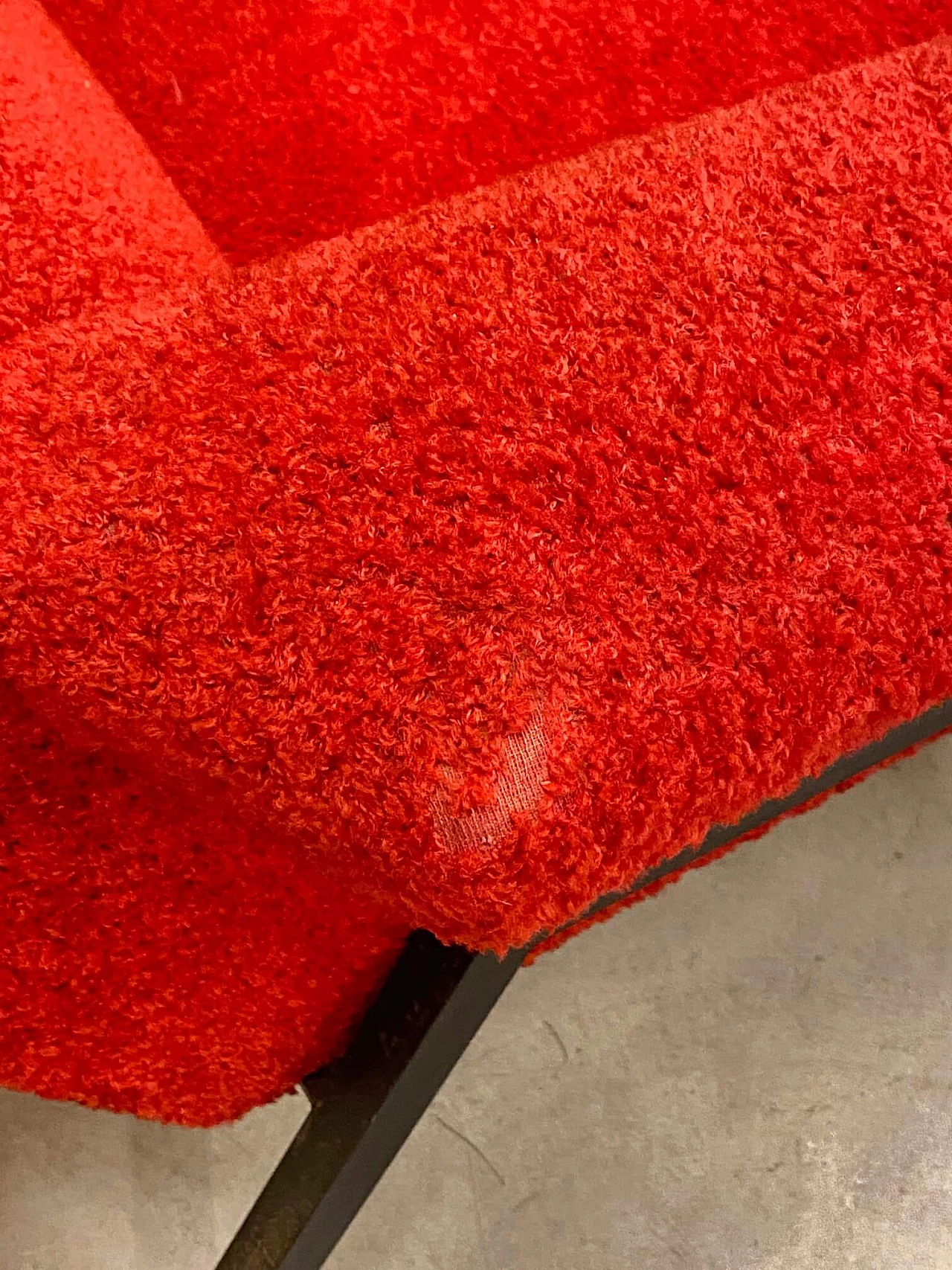 Poltrona rossa con struttura in metallo, anni '60 1195301