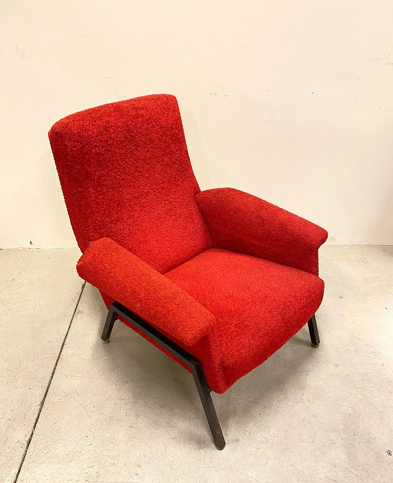Poltrona rossa con struttura in metallo, anni '60 1195303