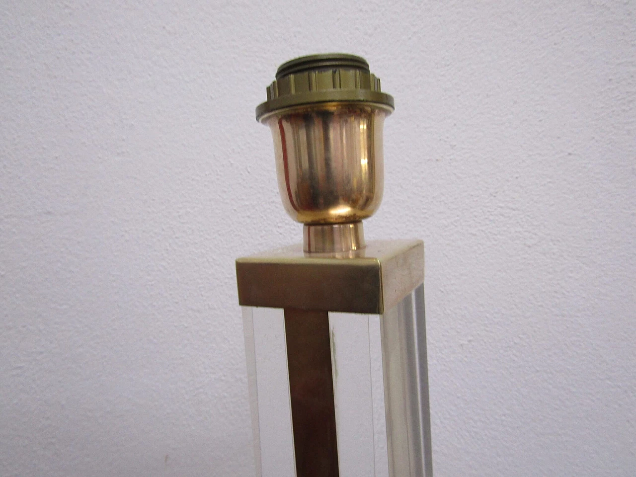 Lampada da tavolo in metallo e plexiglas nello stile di Romeo Rega, anni '70 1197125