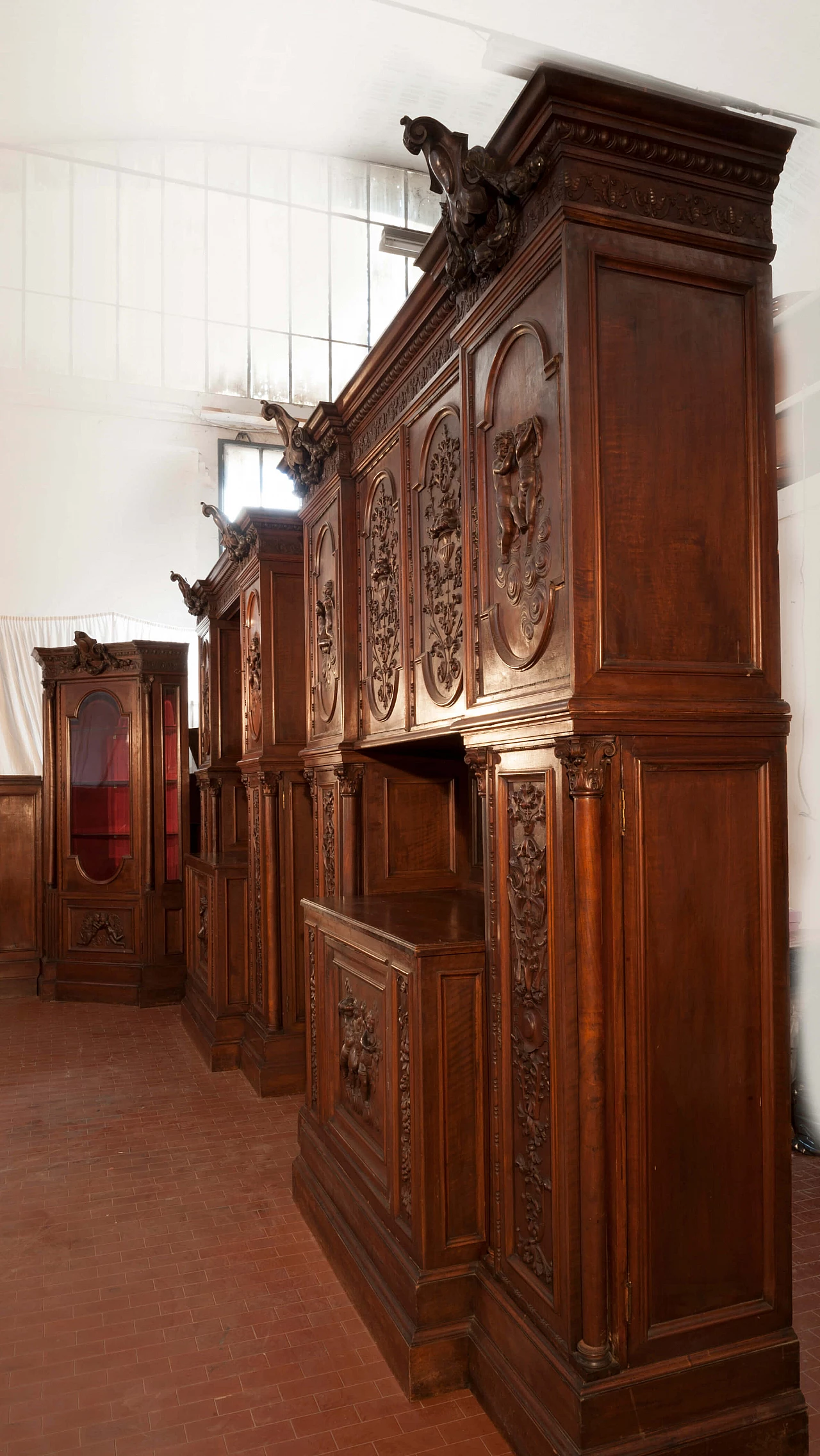 Walnut carved living room, 19th century 1197590
