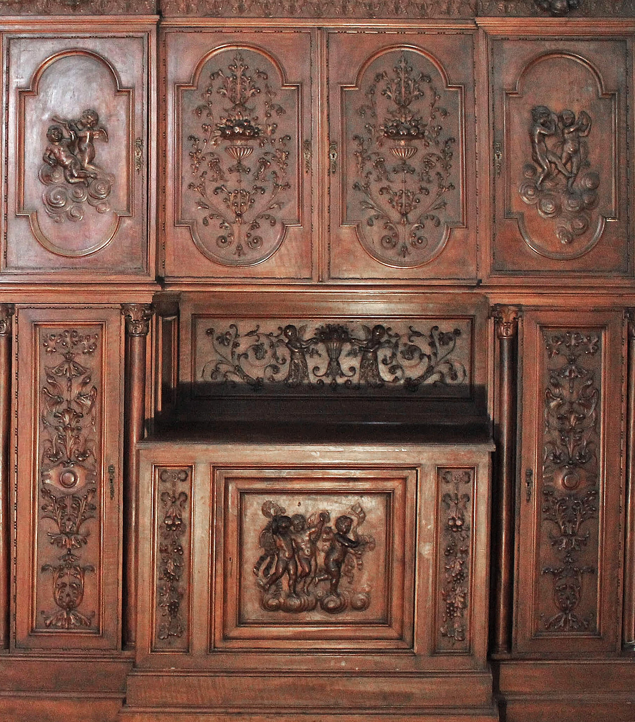 Walnut carved living room, 19th century 1197594