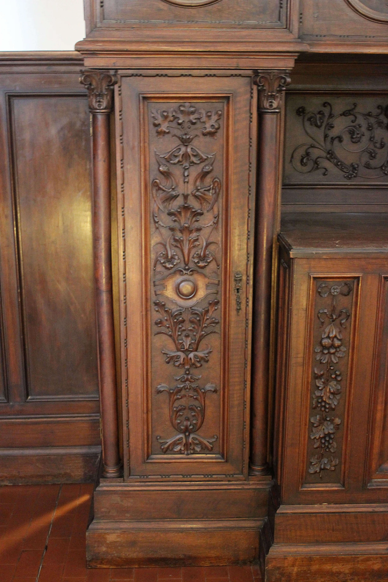 Walnut carved living room, 19th century 1197608