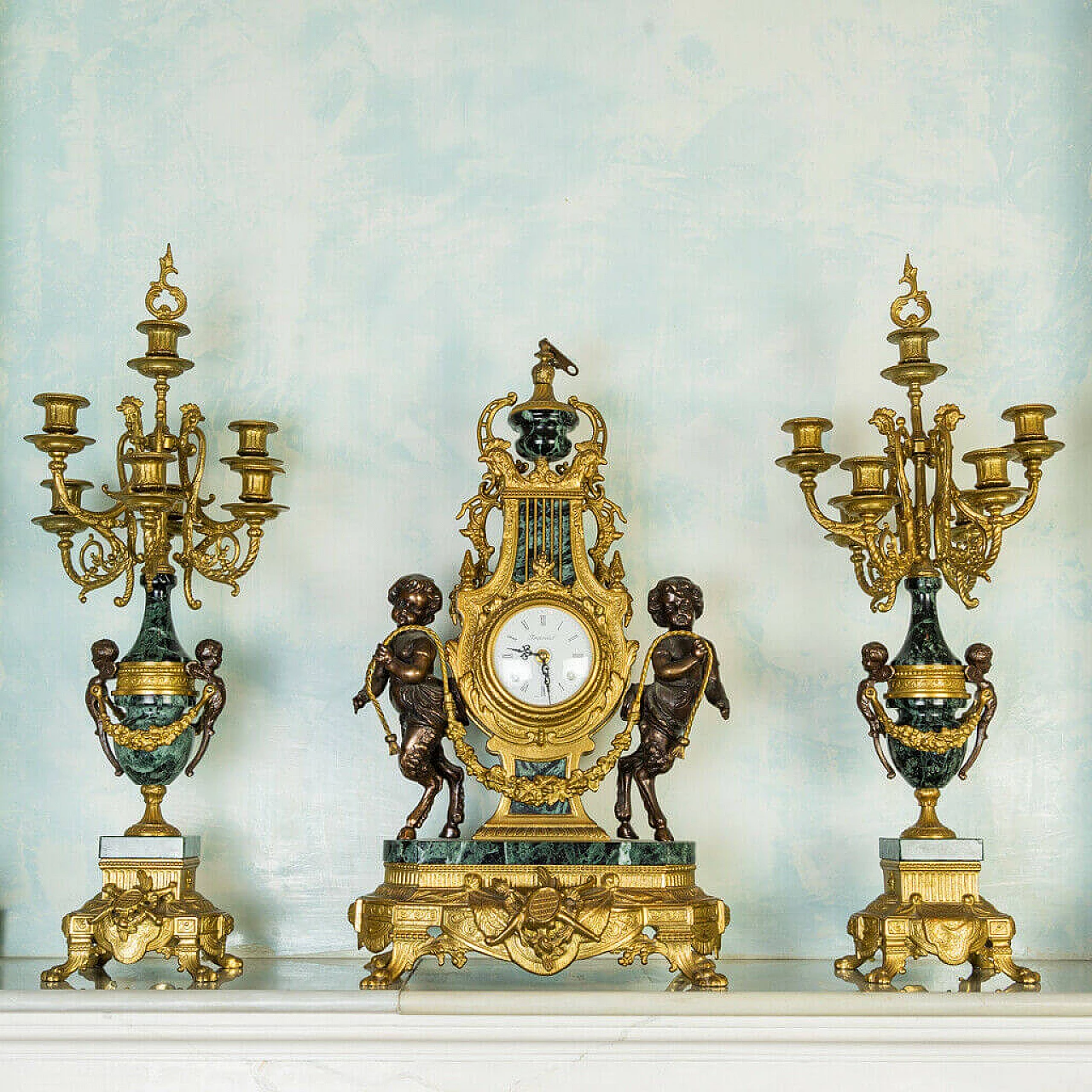 Coppia di candelabri e orologio in marmo Verde Alpi e bronzo, anni '50 1197738