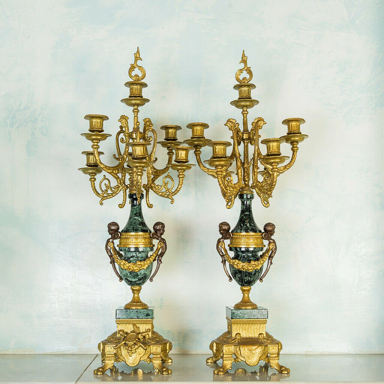 Coppia di candelabri e orologio in marmo Verde Alpi e bronzo, anni '50 1197739