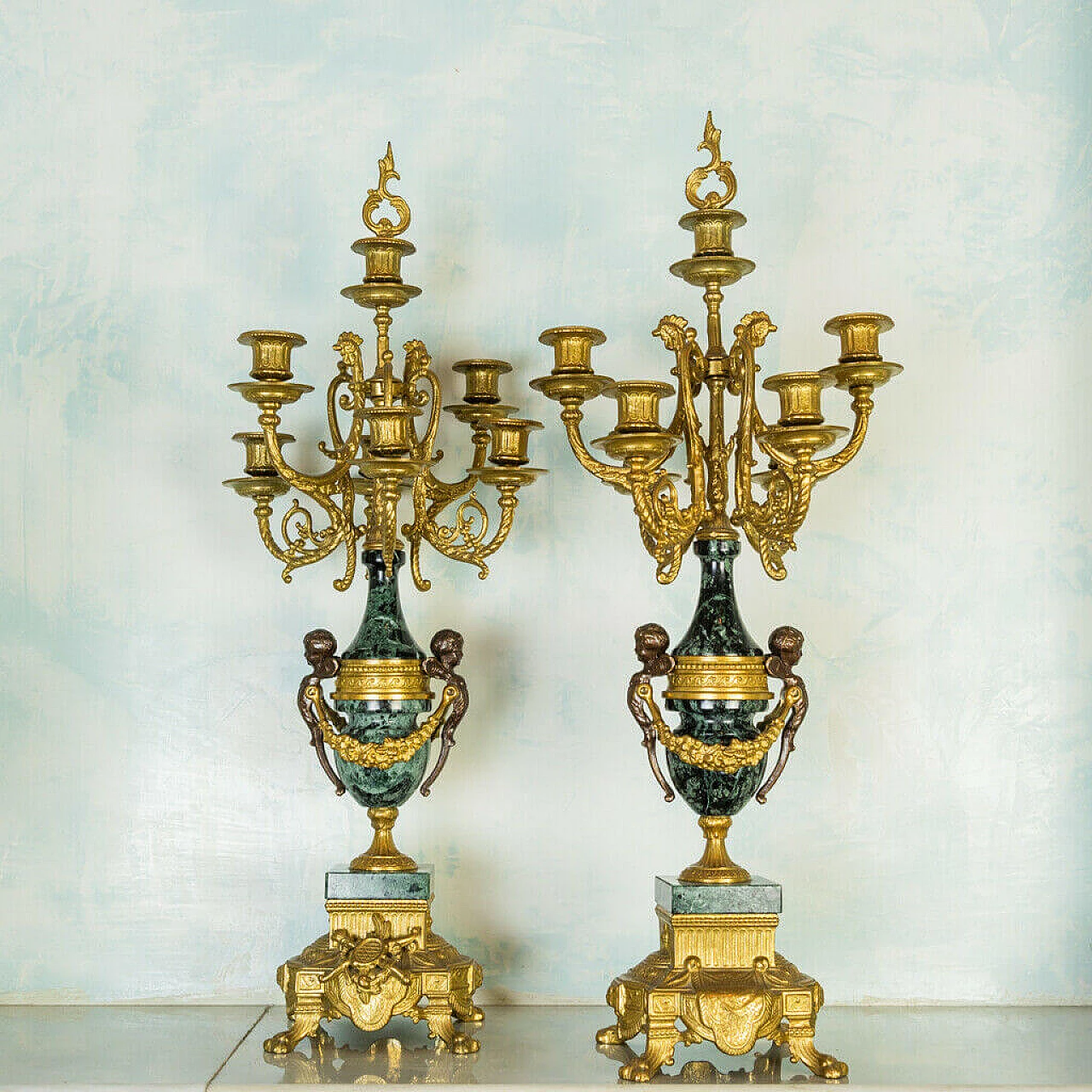 Coppia di candelabri e orologio in marmo Verde Alpi e bronzo, anni '50 1197740