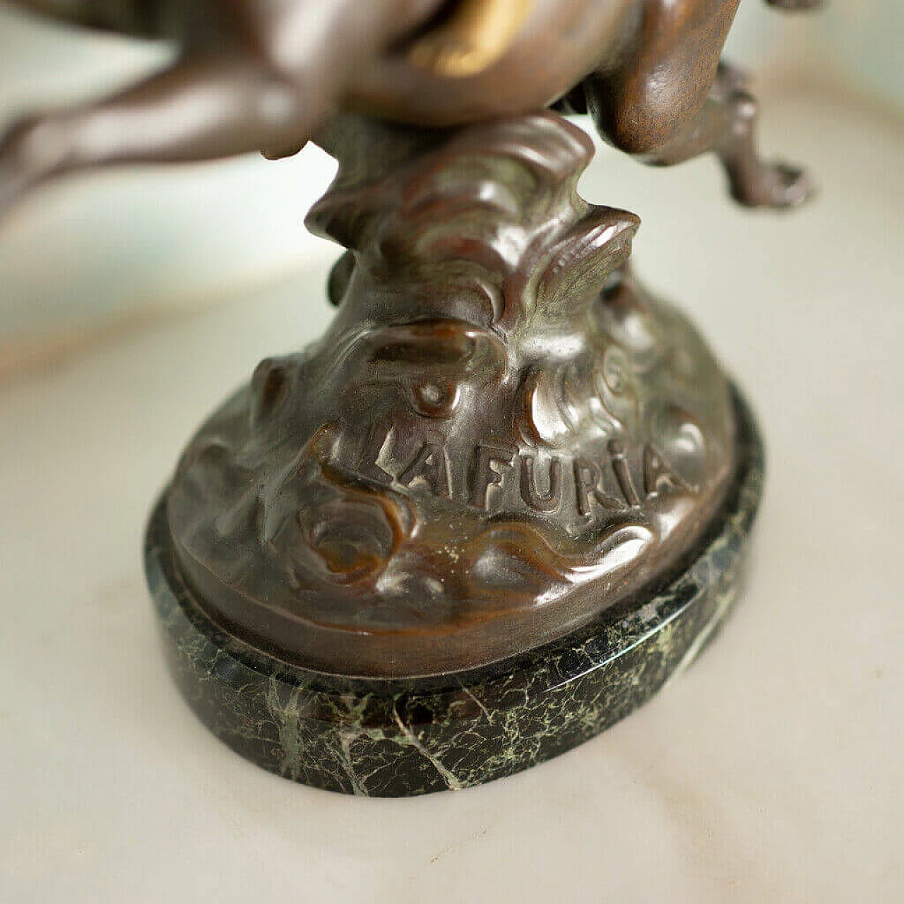 Statua in bronzo e marmo portoro La Furia, fine '800 1198431