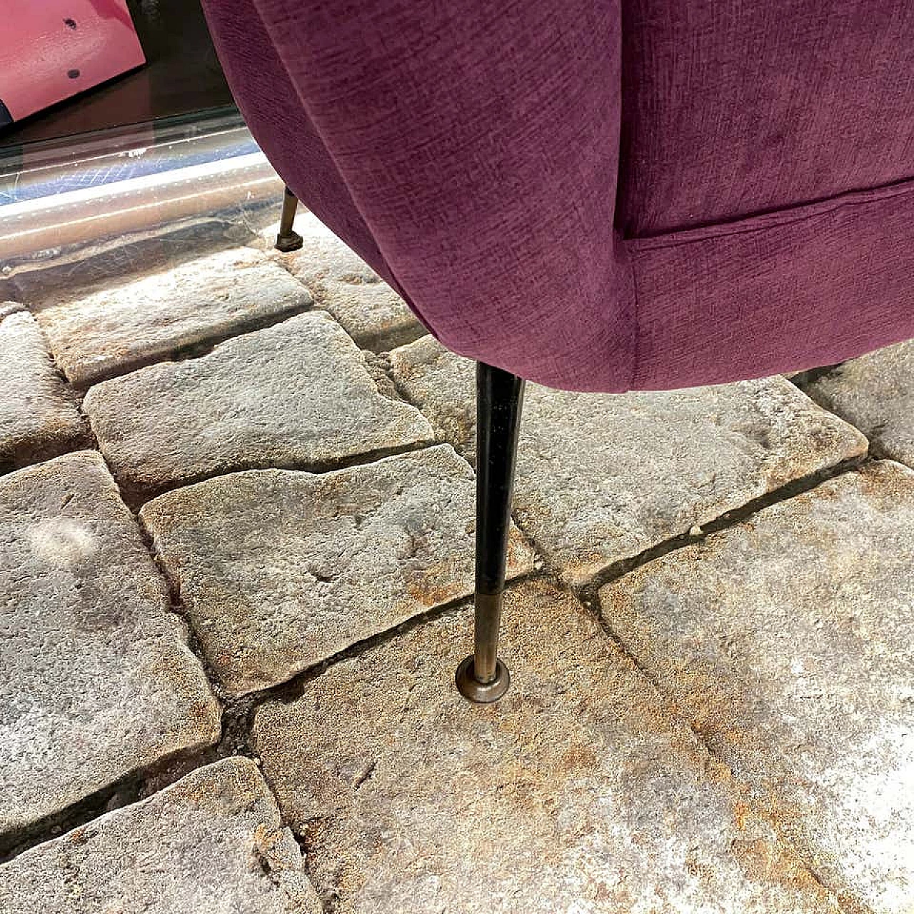 Curved sofa in purple velvet and brass, 60s 1198755