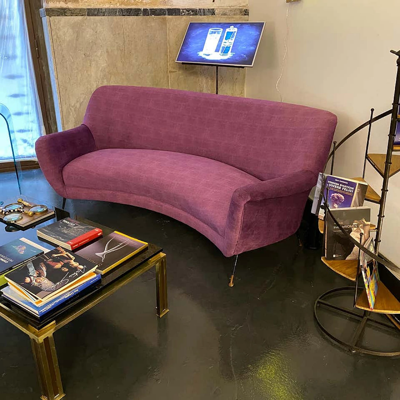 Curved sofa in purple velvet and brass, 60s 1198756