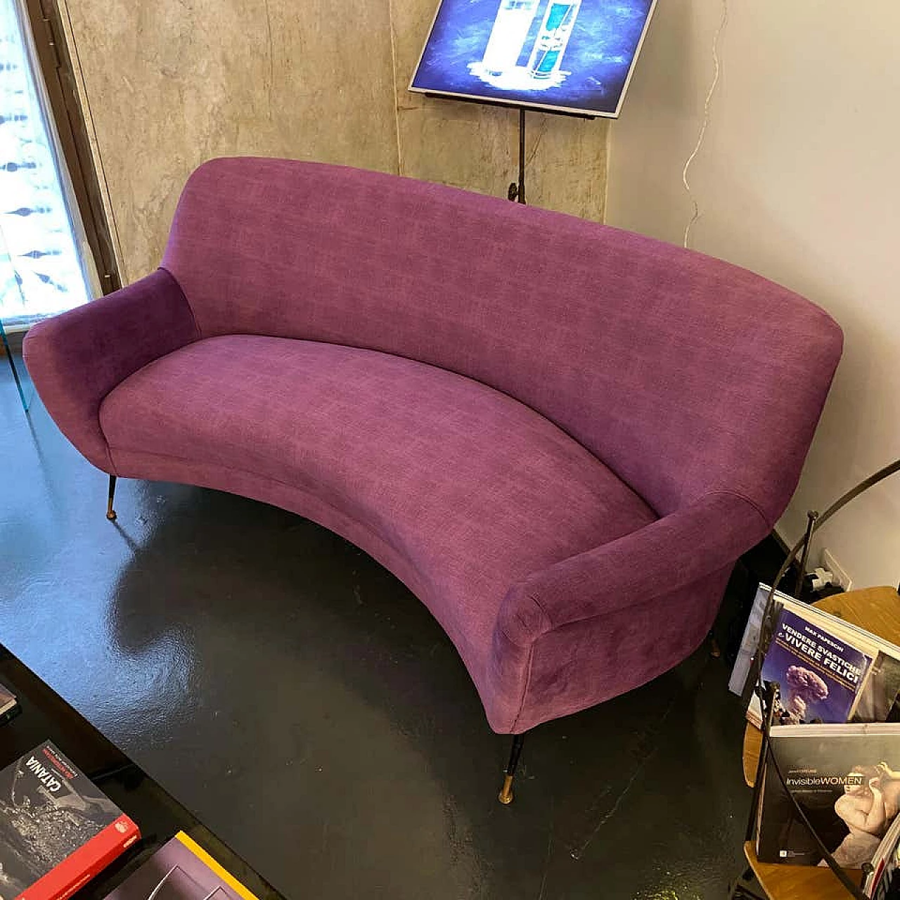 Curved sofa in purple velvet and brass, 60s 1198757